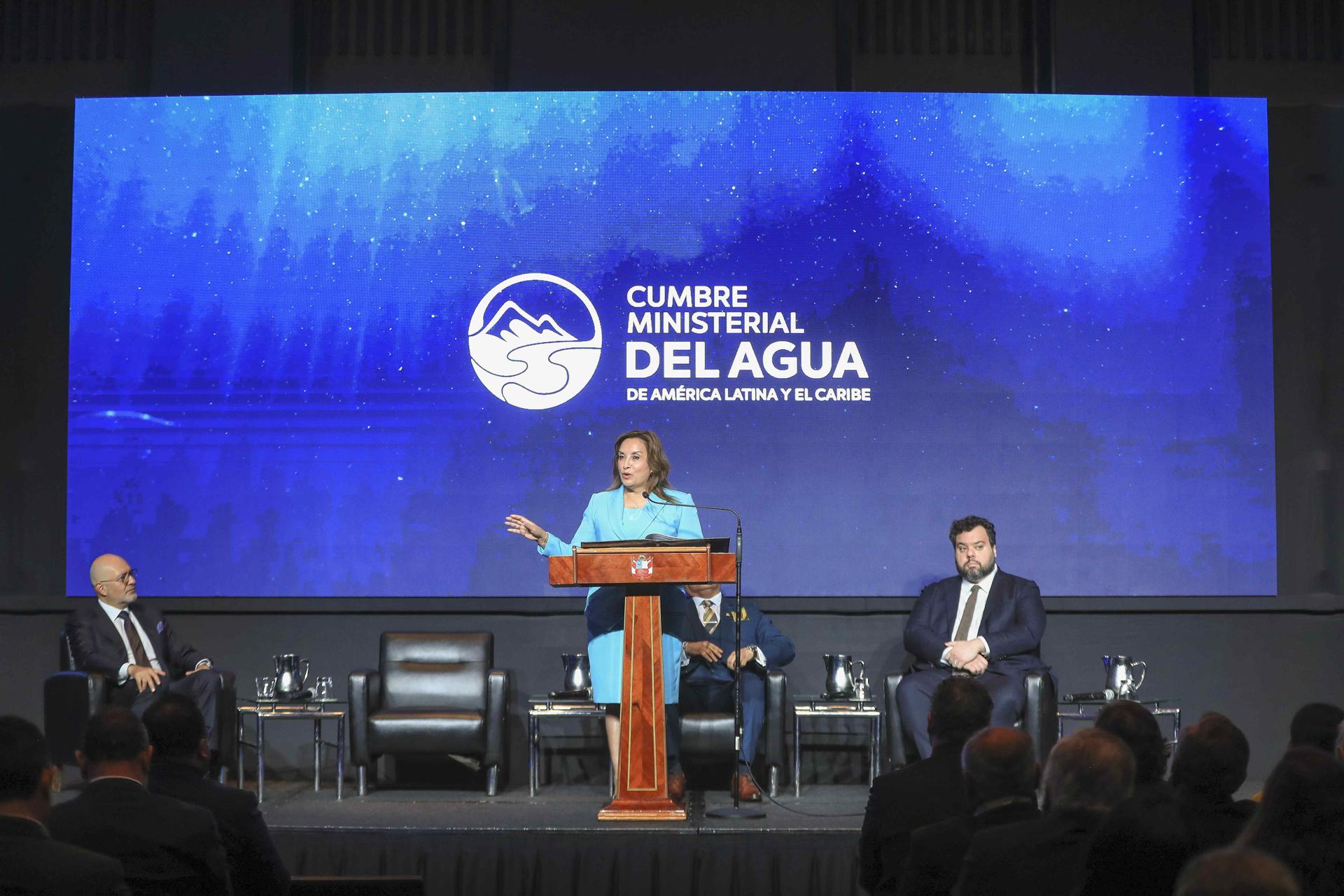 Perú impulsará una hoja de ruta con acciones y políticas públicas para mejorar la gestión de los recursos hídricos en la región, anunció este martes la presidenta Dina Boluarte, en la Cumbre Ministerial del Agua de América Latina y el Caribe, donde participan delegaciones de 32 países. EFE/Presidencia de Perú.