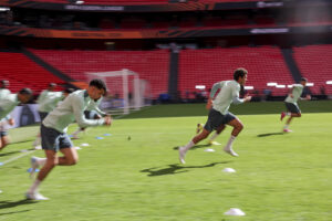 Los jugadores del Tottenham durante el entrenamiento del equipo en la víspera de la final de la Europa League que van a disputar ante el Manchester United en el estadio de San Mamés. EFE/Luis Tejido