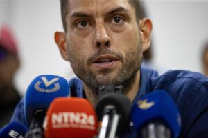 El opositor venezolano Juan Requesens habla durante una rueda de prensa este martes en Caracas (Venezuela). EFE/ Ronald Pena R