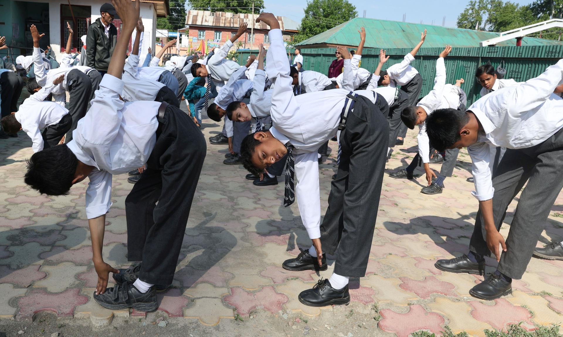 Estudiantes haciendo ejercicio en la escuela, tras su reapertura después del alto el fuego entre Pakistán e India, en Srinagar, India, el 13 de mayo de 2025. EFE/EPA/FAROOQ KHAN