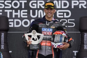 El piloto de Liqui Moly Dynavolt Intact GP, el australiano Senna Agius celebra su victoria en la carrera de Moto2 en el Gran Premio de Motociclismo de Gran Bretaña en el circuito de Silverstone en Towcester, Gran Bretaña. EFE/EPA/TIM KEETON