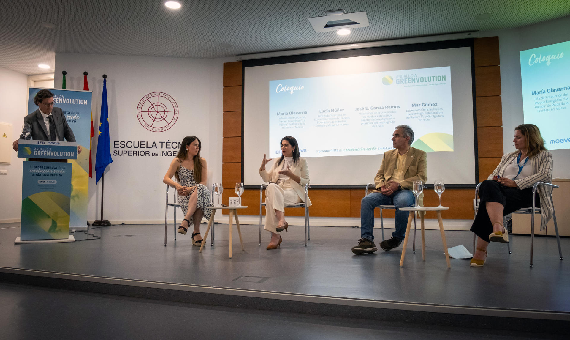 Charla-coloquio en el encuentro Andalucía Greenvolution celebrado en la Escuela de Ingeniería de la Universidad de Huelva (UHU) y promovido por la Agencia EFE y Moeve en Huelva.El hidrógeno verde, molécula protagonista en la transición energética, es ya más presente que futuro como se evidencia en el papel clave que está jugando en la reindustrialización de Andalucía, una región que aspira a convertirse en uno de los mayores puntos de producción de Europa. EFE/Julián Pérez