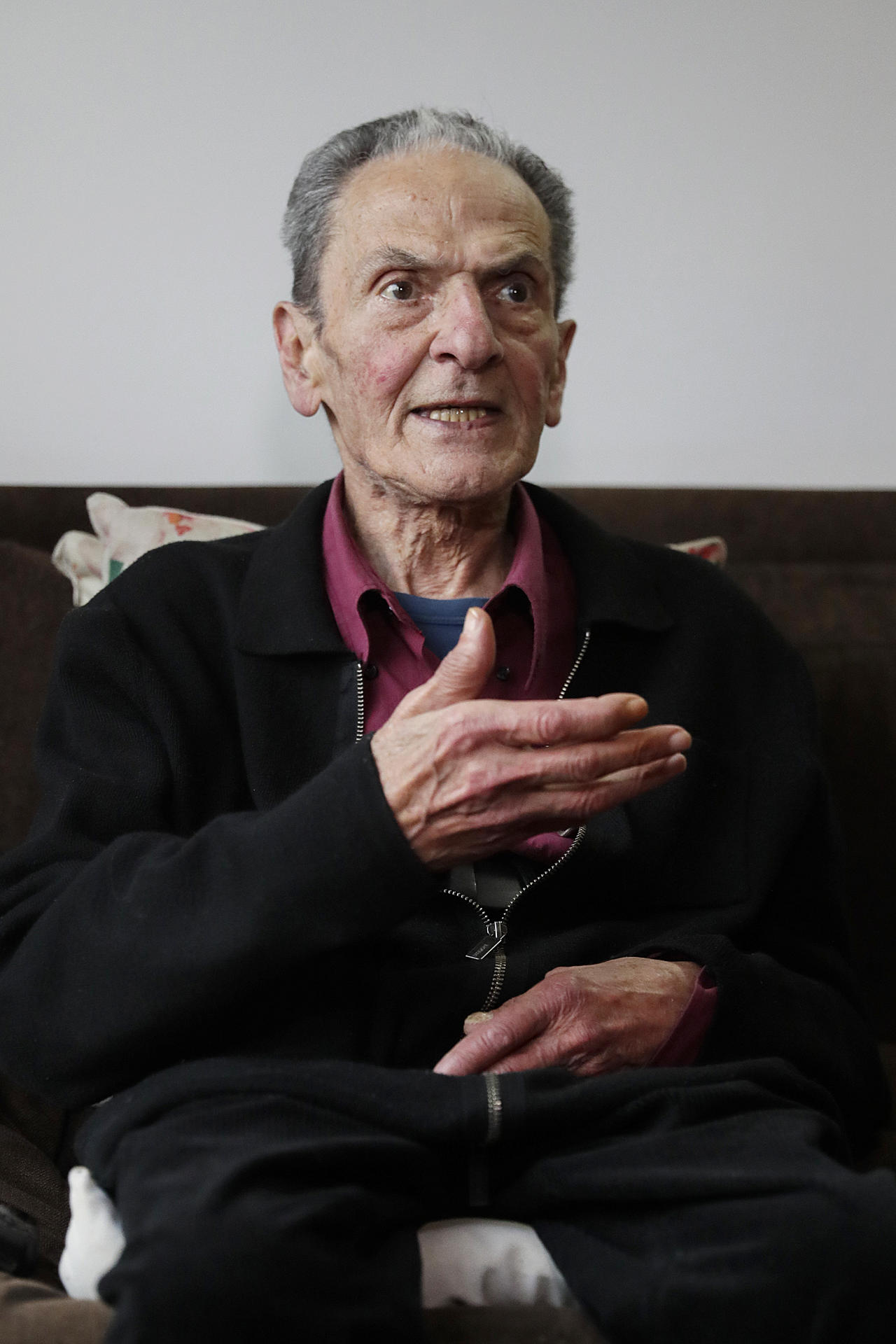 El escritor colombiano Luis Fayad habla durante entrevista con EFE en Bogotá (Colombia). Fayad está radicado en Alemania desde hace casi cuatro décadas pero afirma que, a pesar de la distancia, aún vive en su país. EFE/ Carlos Ortega