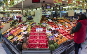 Imagen de archivo del mercado de El Fontán en Oviedo. EFE/J.L.Cereijido