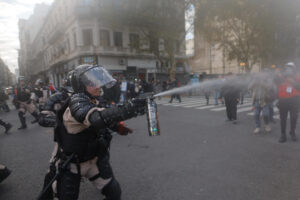 Un policía enfrenta a manifestantes durante una marcha de jubilados este miércoles, frente al Congreso de la Nación en Buenos Aires (Argentina). EFE/Juan Ignacio Roncoroni