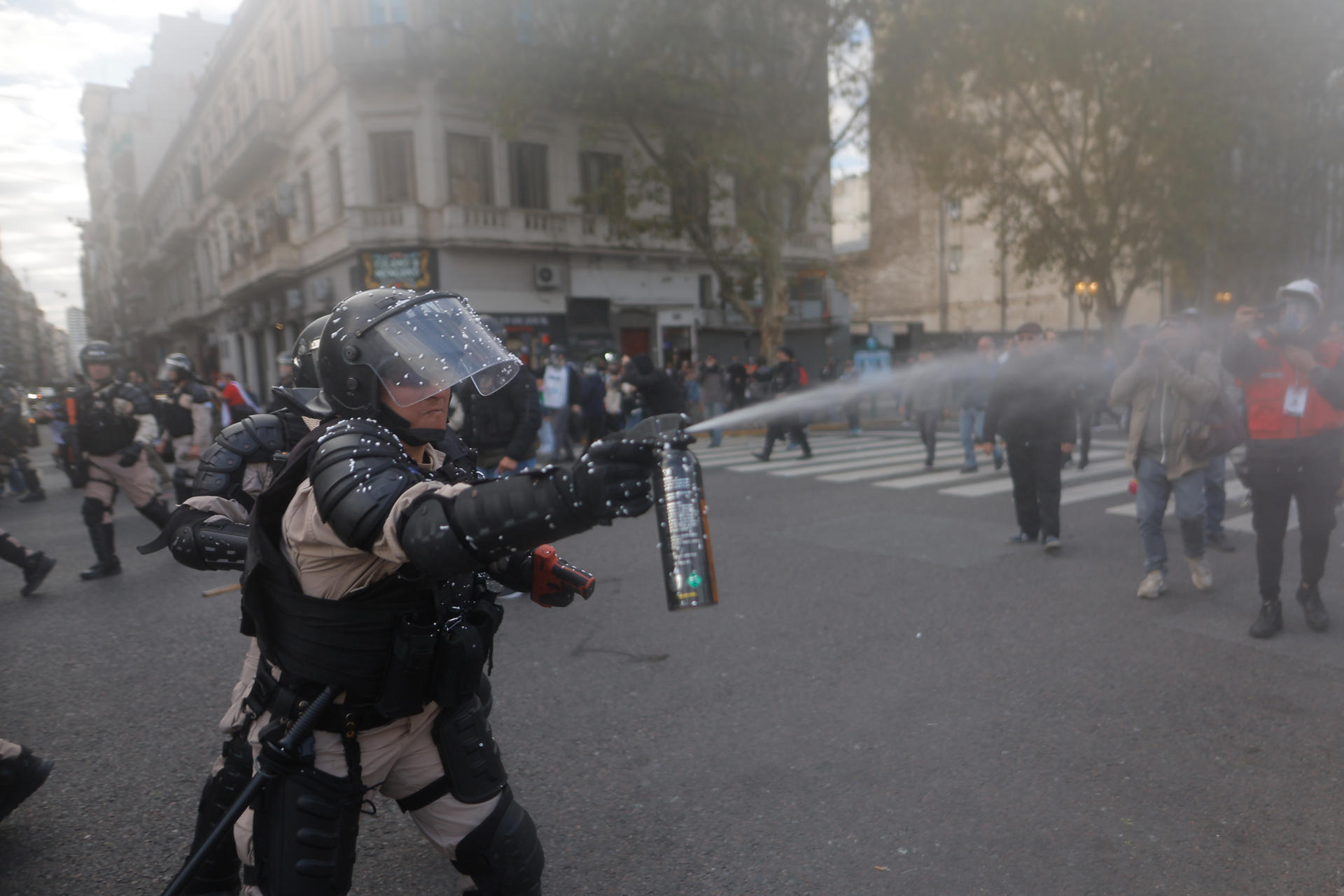 Un policía enfrenta a manifestantes durante una marcha de jubilados este miércoles, frente al Congreso de la Nación en Buenos Aires (Argentina). EFE/Juan Ignacio Roncoroni