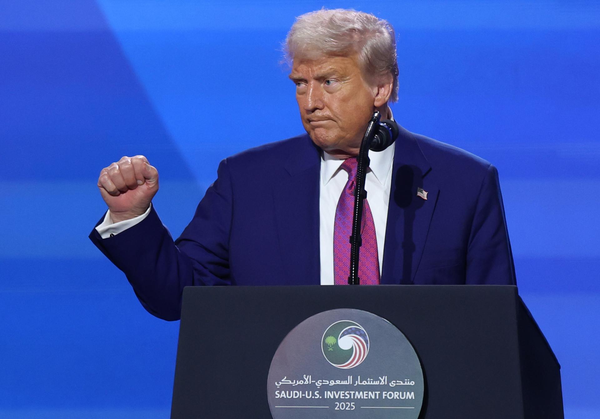 El presidente estadounidense Donald Trump asiste al discurso de apertura en el Foro de Inversión saudí-estadounidense en Riad, Arabia Saudita, el 13 de mayo de 2025. El foro tiene lugar durante la visita de Estado del presidente estadounidense Trump a Arabia Saudita el 13 de mayo. (Arabia Saudita) EFE/EPA/ALI HAIDER