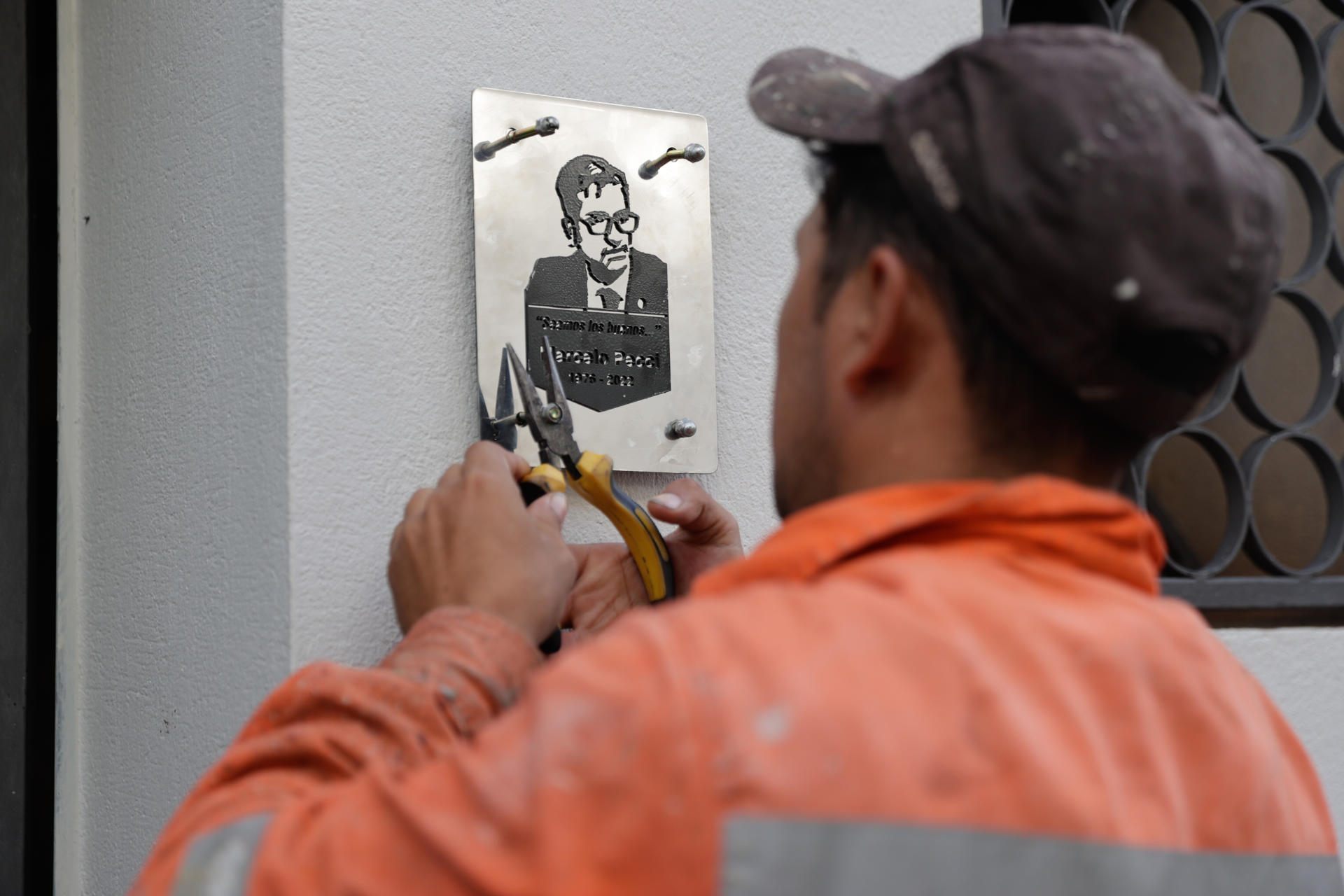 Un trabajador instala una placa conmemorativa durante el homenaje a tres años del homicidio del fiscal paraguayo Marcelo Pecci este sábado en el cementerio la Recoleta en Asunción (Paraguay). EFE/ Juan Pablo Pino