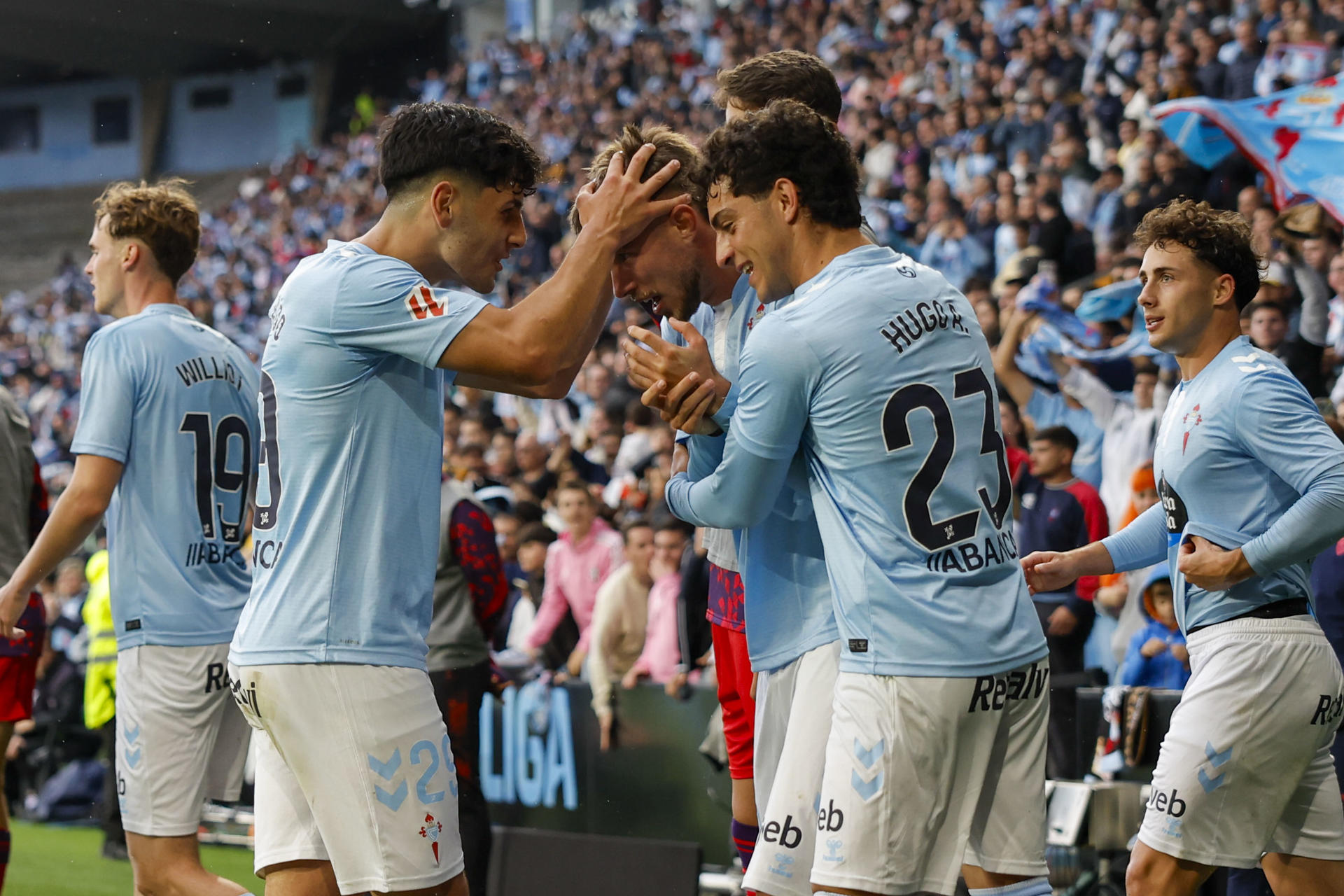 -El defensa del Celta de Vigo Óscar Mingueza (c), celebra su gol contra el Sevilla durante el partido de la jornada 35 de LaLiga EA Sports entre el Celta de Vigo y el Sevilla, disputado este sábado en el Estadio Abanca-Balaídos en Vigo.-EFE/ Lavandeira Jr