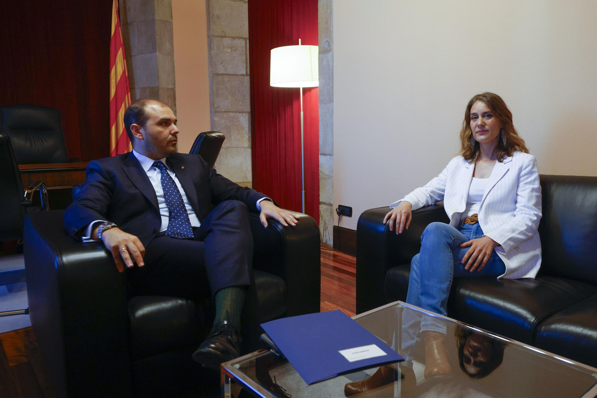 El conseller de la Presidencia, Albert Dalmau, y la líder de los Comuns en el Parlament, Jéssica Albiach, durante la reunión que han mantenido este miércoles en el Parlament de Cataluña en la que han sellado el acuerdo por el que la Generalitat ha decidido cerrar de forma inmediata la oficina que Acció, la agencia del Govern para la competitividad de la empresa catalana, tiene en Tel Aviv por la nueva ofensiva de Israel en Palestina. EFE/Quique Garcia