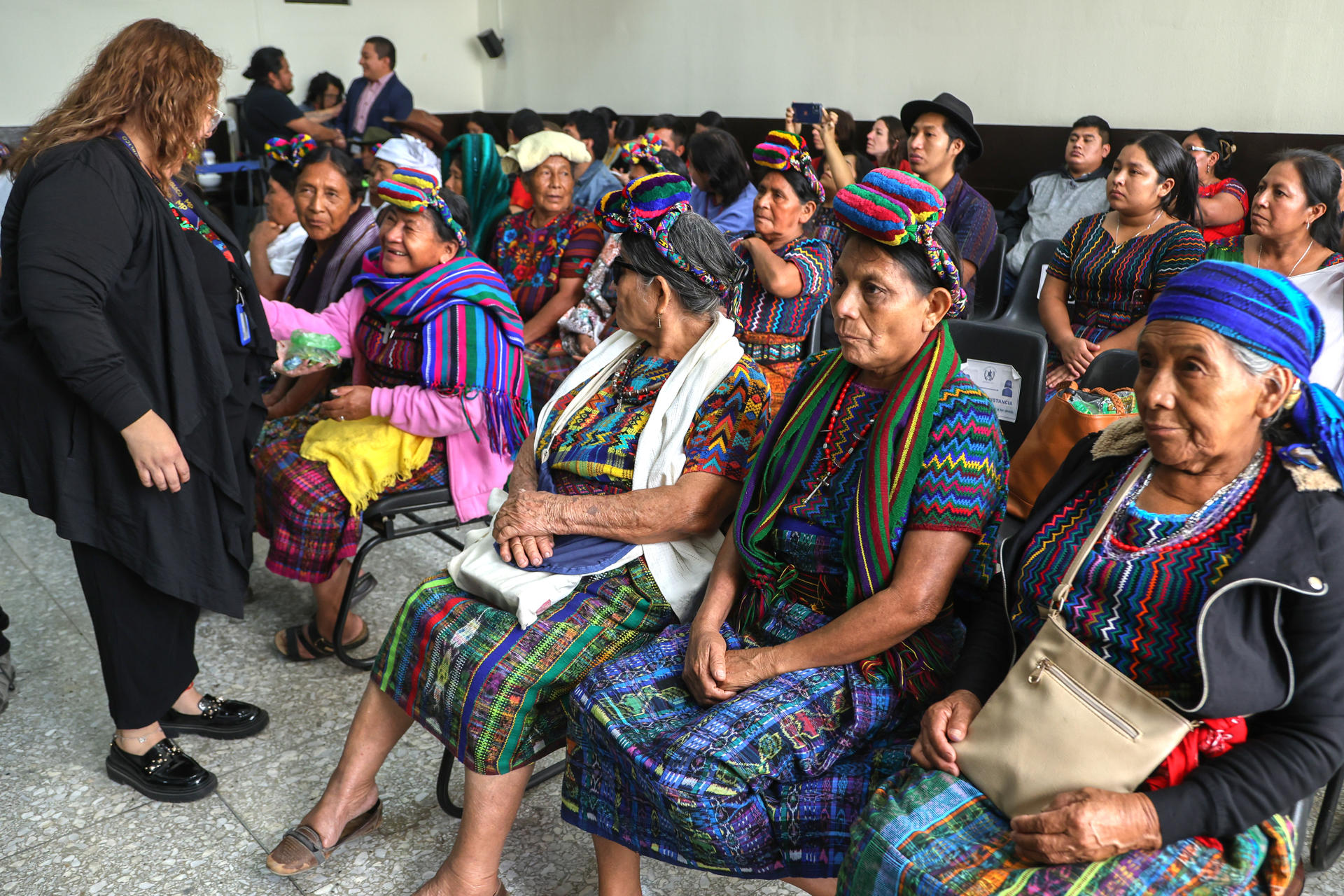 Mujeres Achí asisten a la audiencia del Tribunal de Mayor Riesgo "B" este viernes, en Ciudad de Guatemala (Guatemala). EFE/ Mariano Macz.