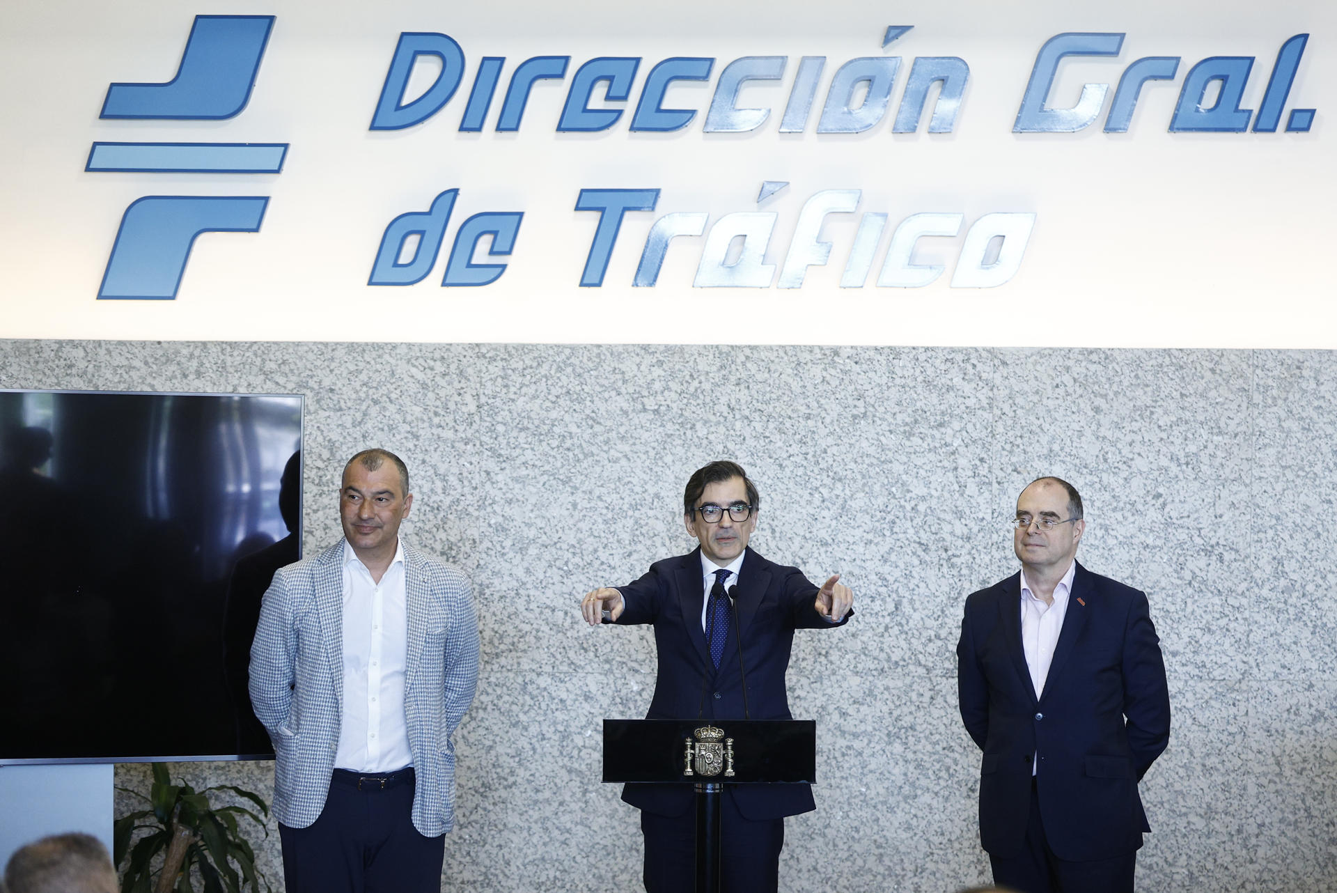 José María Riaño (i), secretario general de ANESDOR; el director del Observatorio Nacional de Seguridad Vial, Alvaro Gómez (c) y Jesús Moncús (d), de la fundación Mapfre durante la presentación de una campaña divulgativa sobre los sistemas de ayuda a la conducción en las motos (ARAS).  EFE/ Rodrigo Jimenez