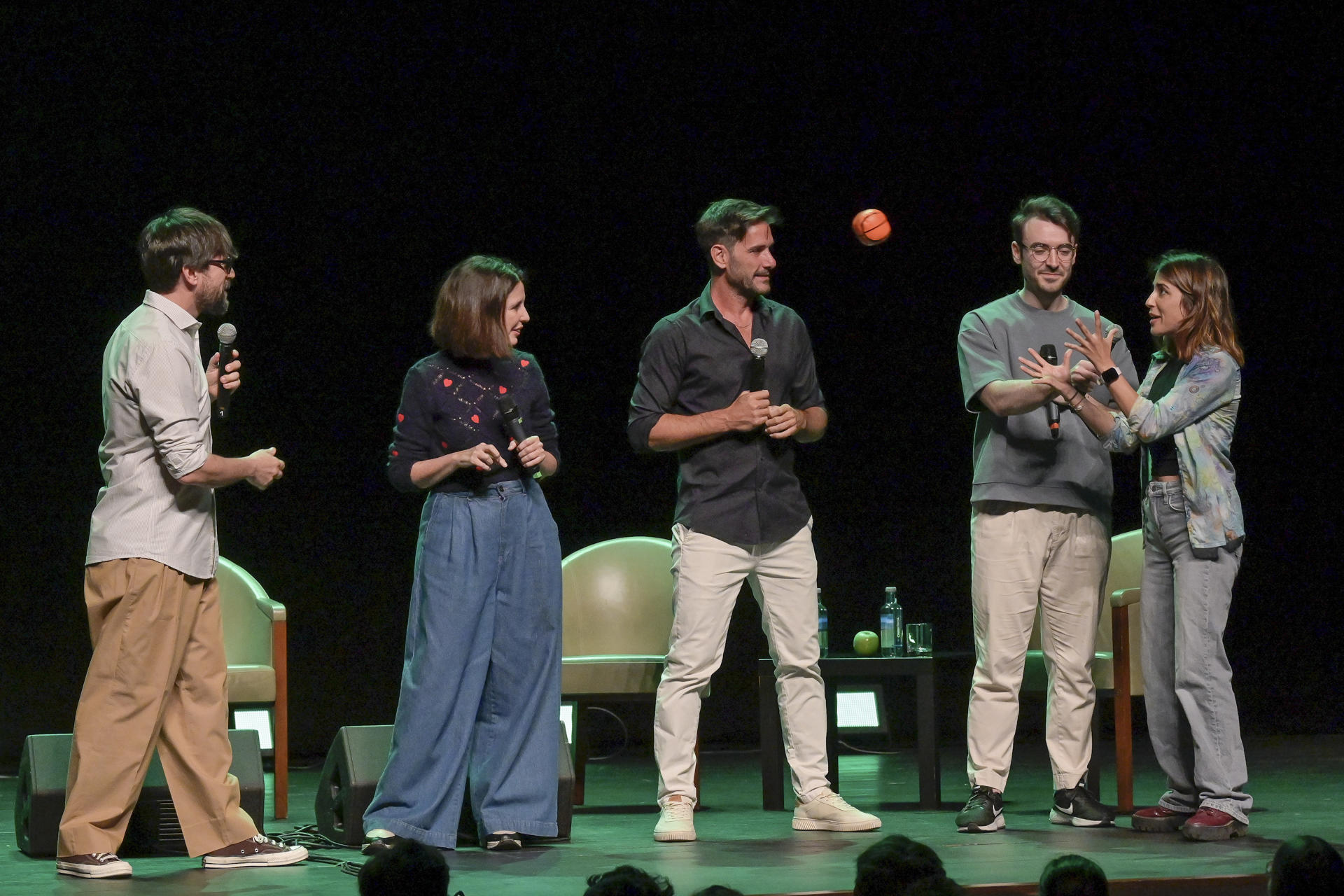 Javier Santaolalla (2d), José Luis Crespo (3d) (Quantum Fracture), Luis Piedrahita (i), Marta González de Vega (2i), Rocío Vidal (d) (La Gata de Schrödinger) participan en el evento 'Anatomía del humor: Una visión científica del fenómeno de la risa' parte del Encuentro Mundial de Humorismo este viernes, en A Coruña (Galicia). EFE/ Moncho Fuentes