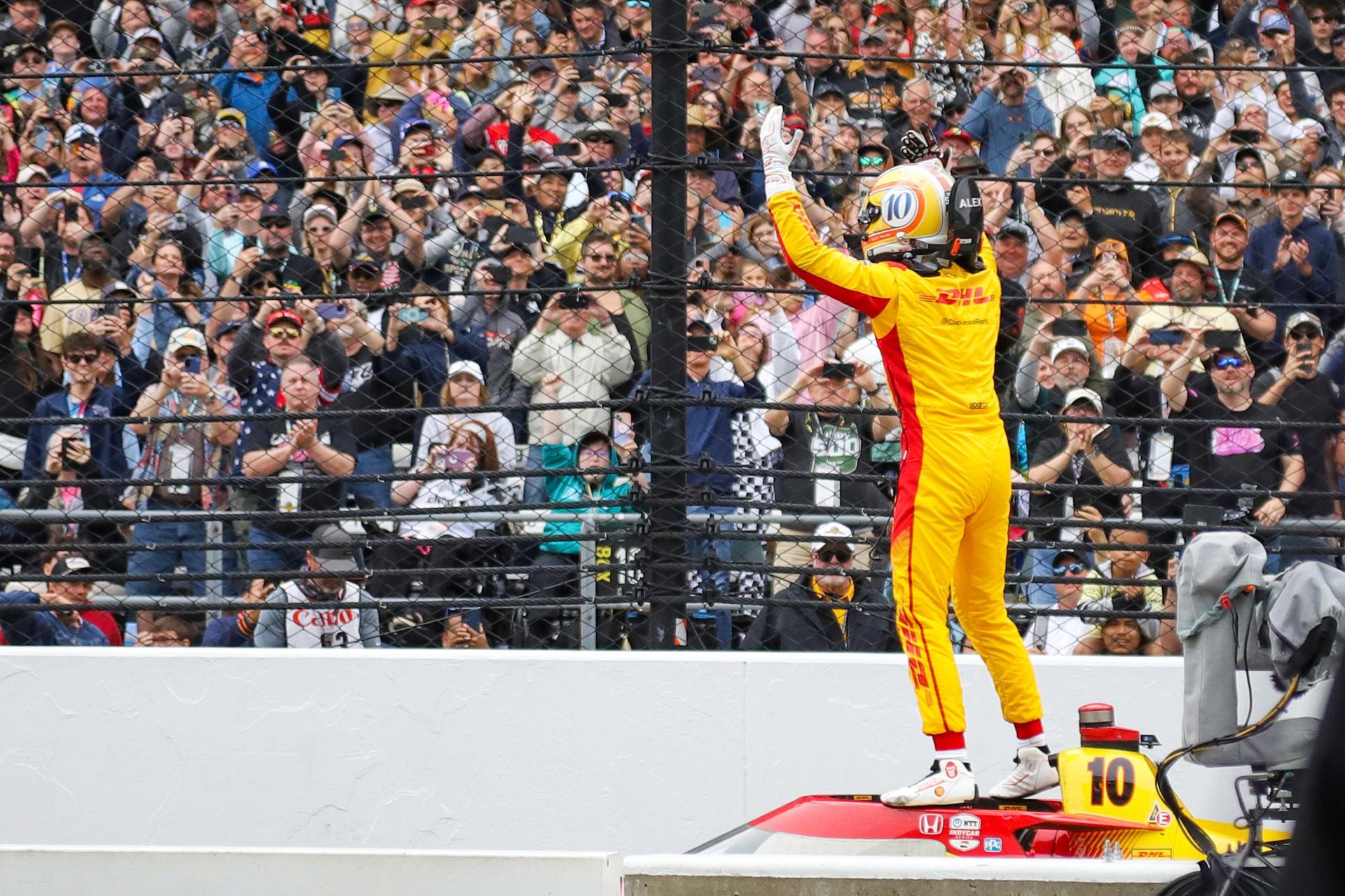 Fotografía cedida por IndyCar del piloto español Álex Palou celebrando tras ganar las 500 Millas de Indianápolis. EFE/Paul Hurley/IndyCar