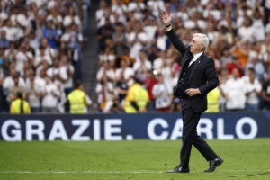 El entrenador del Real Madrid, Carlo Ancelotti, recibe una ovación tras su último partido con el equipo al término del partido de la jornada 38 de LaLiga EA Sports entre Real Madrid y Real Sociedad celebrado este sábado en el estadio Santiago Bernabéu de Madrid. EFE/ Daniel González