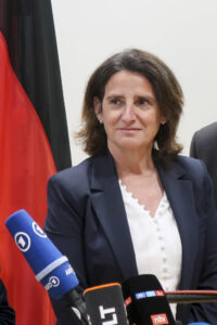 La comisaria europea de Competencia y vicepresidenta ejecutiva de la Comisión Europea (CE) para la Transición Limpia, Teresa Ribera, durante la rueda de prensa que ofreció junto a Katherina Reiche, ministra federal de economía y energía alemana, este lunes en Berlín . EFE/ Lucas Rubio Albizu
