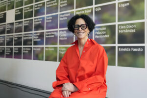 La artista cubano-estadounidense Coco Fusco presenta en el MACBA su exposición 'He aprendido a nadar en seco', que investiga la confrontación entre arte y poder en la Cuba postrevolucionaria. EFE/Alejandro García