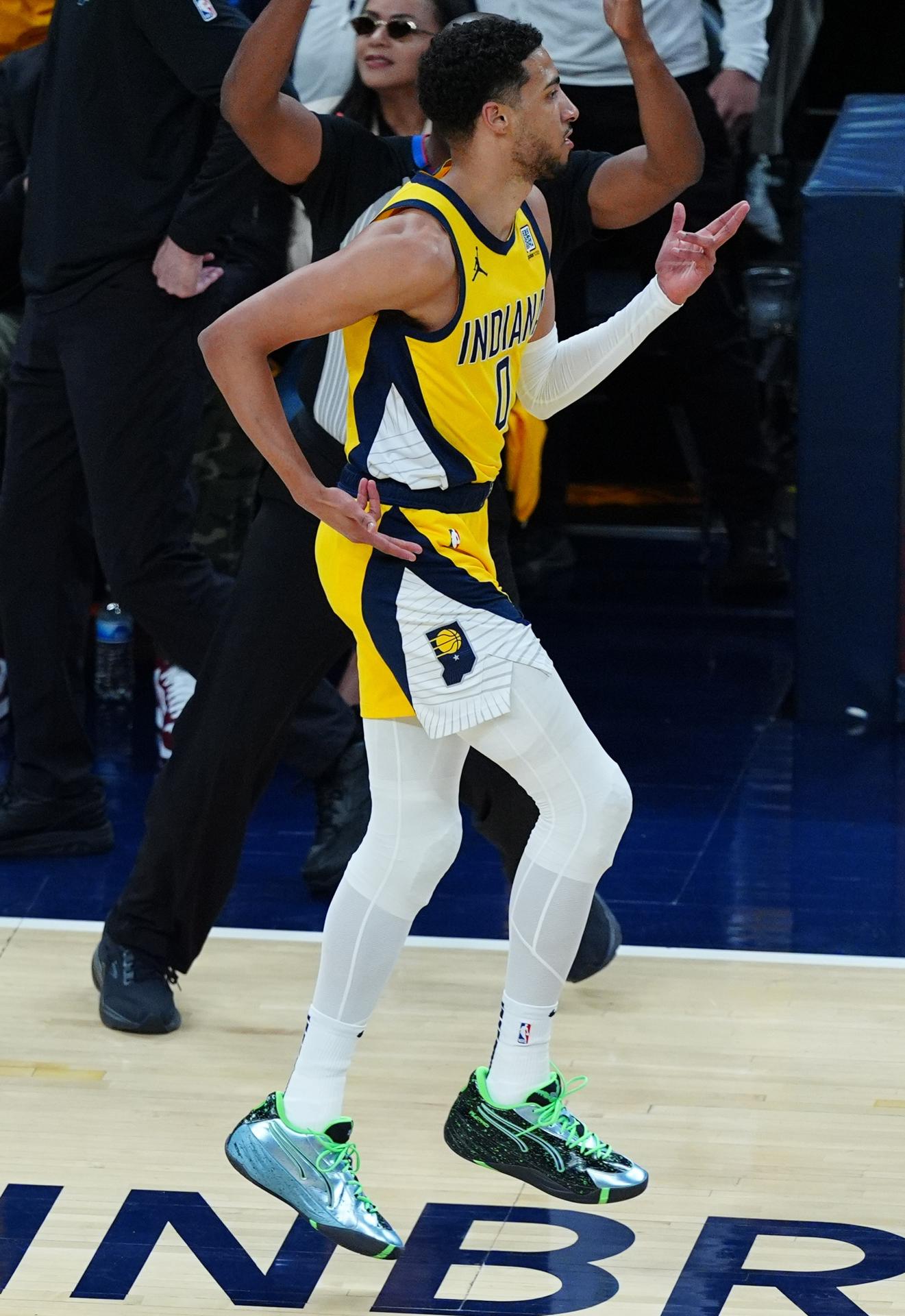 El escolta de los Indiana Pacers Tyrese Haliburton reacciona después de encestar un triple contra los New York Knicks durante la segunda parte del cuarto partido de las finales de la Conferencia Este de la NBA en el Gainbridge Fieldhouse en Indianápolis, Indiana (EE.UU.). EFE/BRIAN SPURLOCK SHUTTERSTOCK OUT