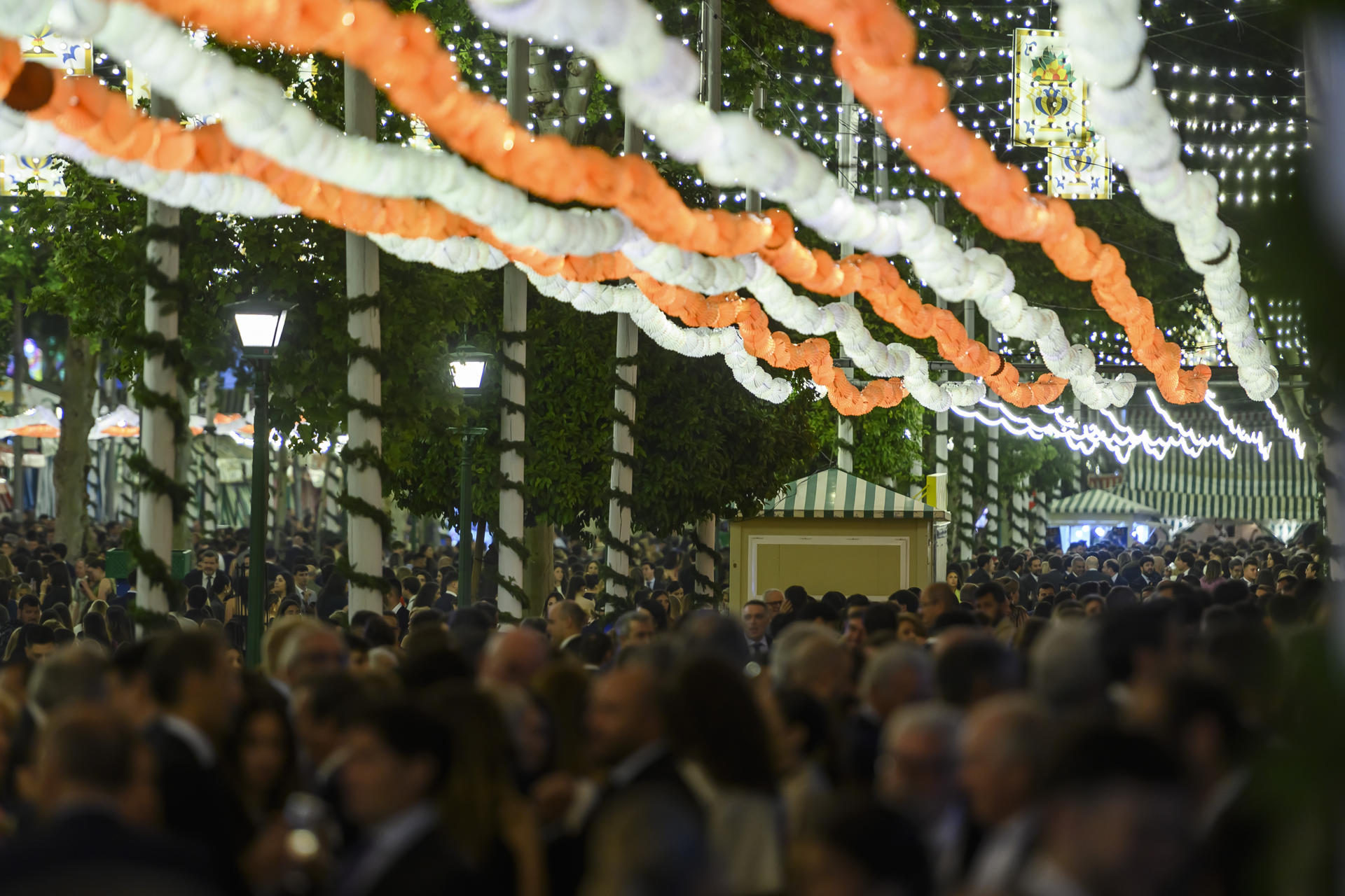 La Feria de Abril de Sevilla, la de la vuelta a la fiesta de una semana de duración ya está en marcha oficialmente, tras encenderse el alumbrado, como siempre, a las 12.00 de la noche en punto, al mismo tiempo en su impresionante portada que en las 15 calles de su Real. EFE/Raúl Caro