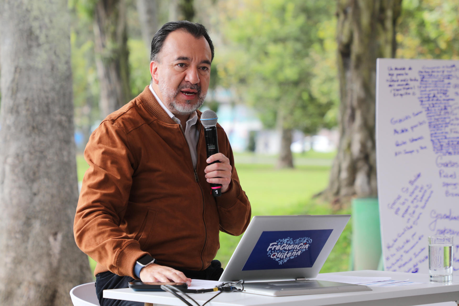 Fotografía cedida por el Municipio de Quito de su alcalde, Pabel Muñoz, hablando durante una rendición de cuentas e informe de gestión con motivo de los dos años en el cargo este lunes, en Quito (Ecuador). EFE/ Camilo Cevallos /Municipio de Quito/ SOLO USO EDITORIAL/SOLO DISPONIBLE PARA ILUSTRAR LA NOTICIA QUE ACOMPAÑA (CRÉDITO OBLIGATORIO)