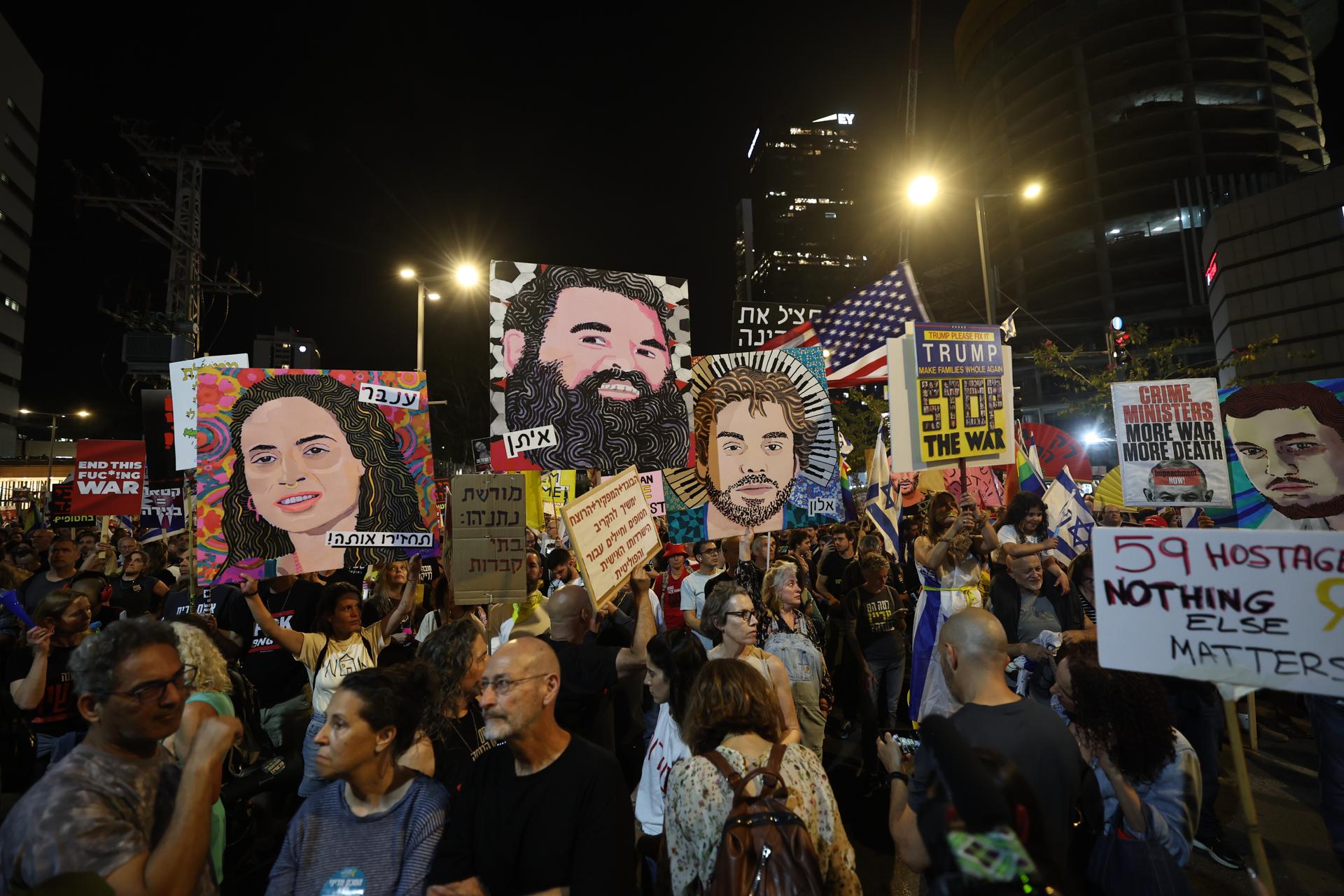 Imagen de la protesta semanal del Foro de Familias en Tel Aviv para exigir al Gobierno un acuerdo que permita liberar a los 59 rehenes israelíes que aún permanecen secuestrados por Hamás en Gaza. EFE/EPA/ATEF SAFADI