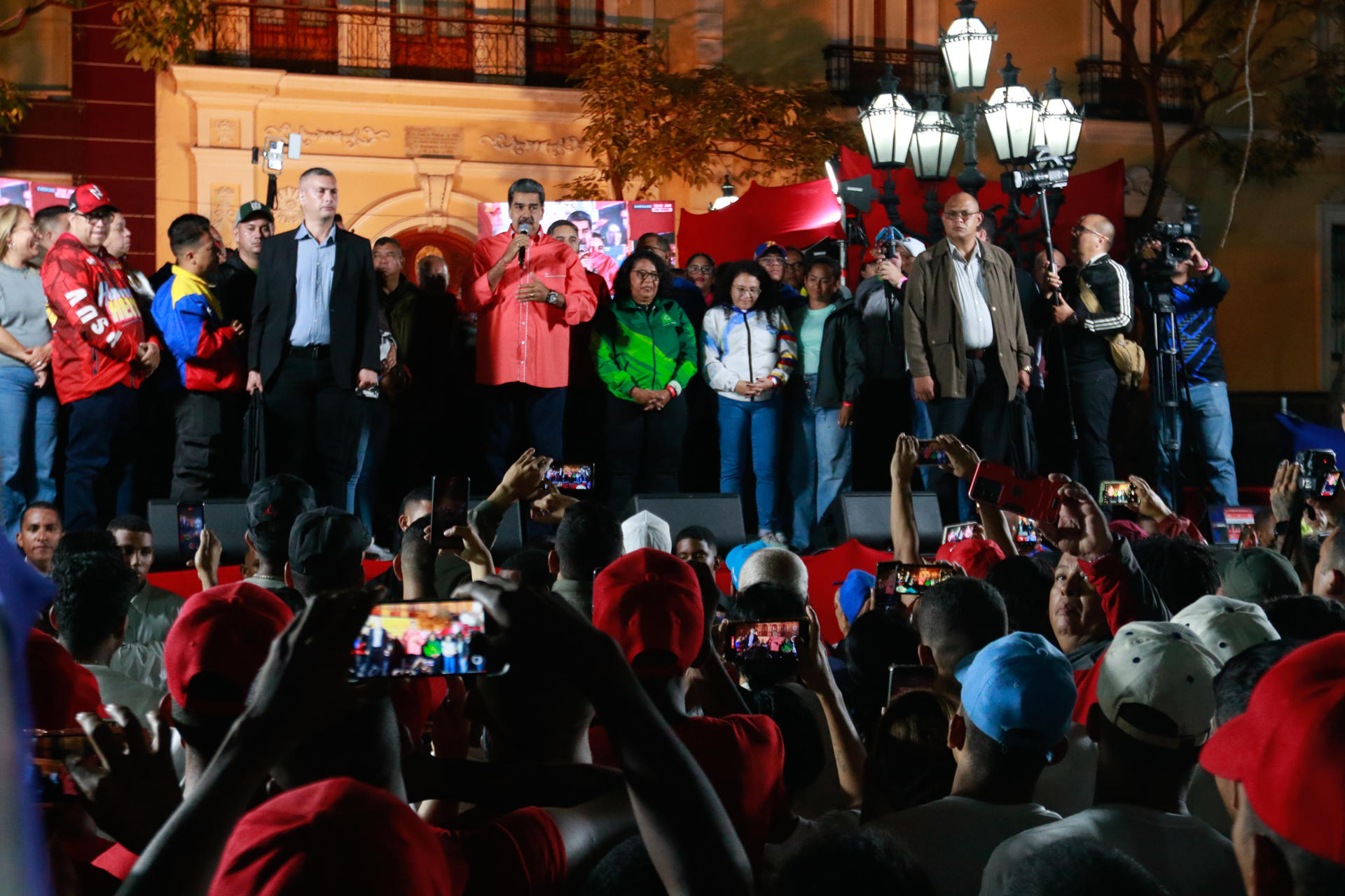 Fotografía cedida por Palacio de Miraflores en la que el presidente de Venezuela, Nicolas Maduro, celebra los resultados de las elecciones de gobernadores y diputados, en un acto de gobierno este lunes, en Caracas (Venezuela). EFE/ Prensa Palacio de Miraflores / SOLO USO EDITORIAL/SOLO DISPONIBLE PARA ILUSTRAR LA NOTICIA QUE ACOMPAÑA (CRÉDITO OBLIGATORIO)
