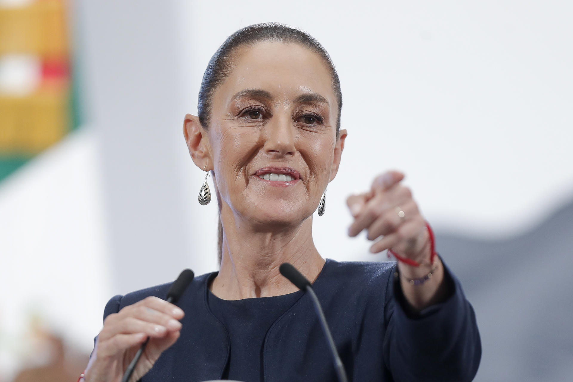 La presidenta de México, Claudia Sheinbaum, participa durante una rueda de prensa este jueves, en el Palacio Nacional de la Ciudad de México (México). EFE/ Isaac Esquivel