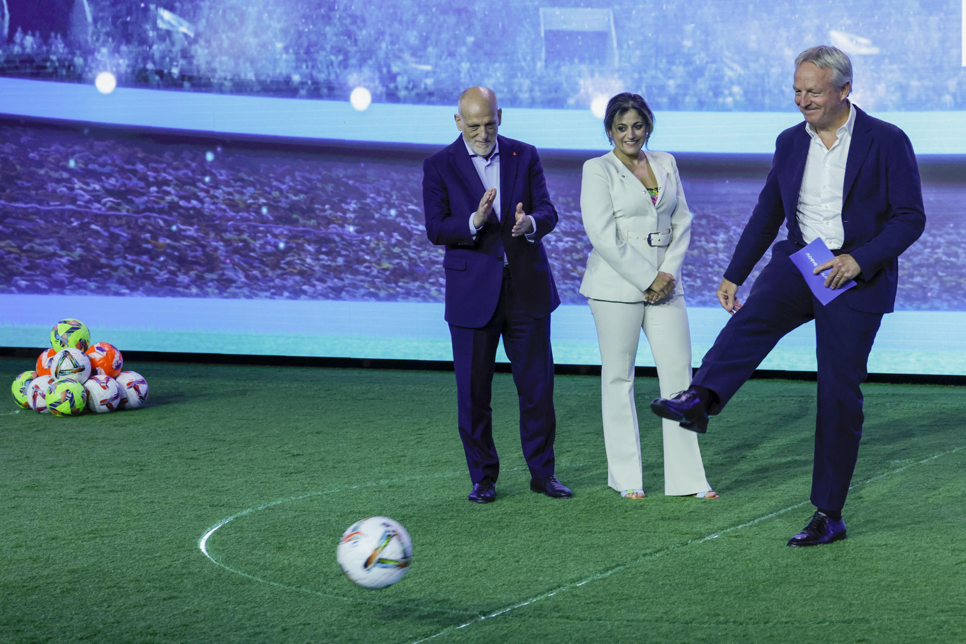 El presidente de LaLiga, Javier Tebas (i), el CEO de Moeve, Maarten Wetselaar (d), y la presidenta de Liga F, Beatriz Álvarez (c), participan en la presentación oficial de la alianza entre Moeve , LALIGA y Liga F este martes, en el pabellón satélite de la Casa de Campo, en Madrid. EFE/ Zipi Aragón