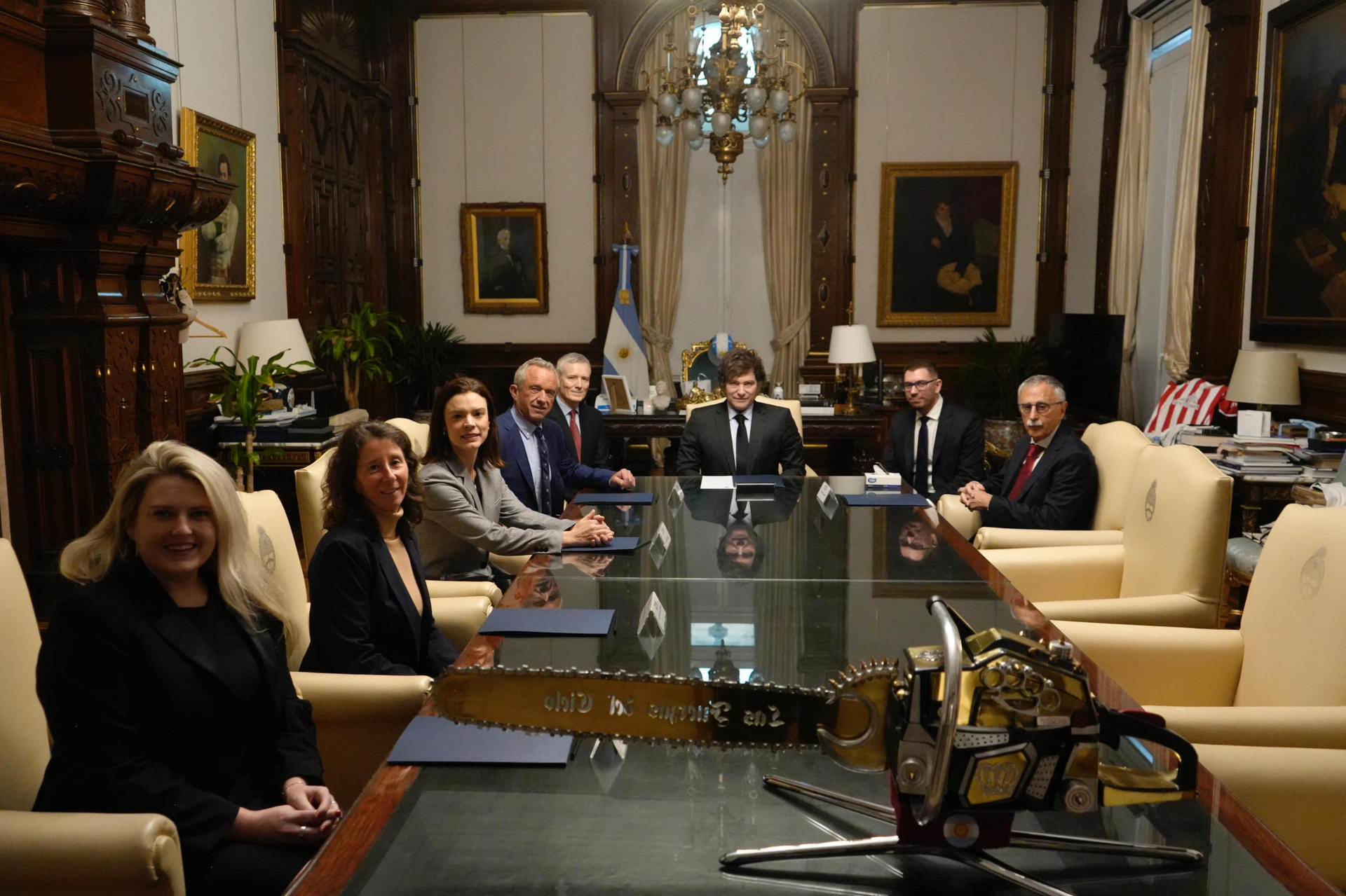 Fotografía cedida por la Presidencia de Argentina de su mandatario, Javier Milei (c), reunido con el secretario de Salud de EE.UU., Robert Kennedy Jr. (2-i) y la encargada de negocios de la Embajada estadounidense en Argentina, Abigail Dressel (3-i), en la Casa Rosada (sede de Gobierno) en Buenos Aires (Argentina). EFE/ Presidencia de Argentina
