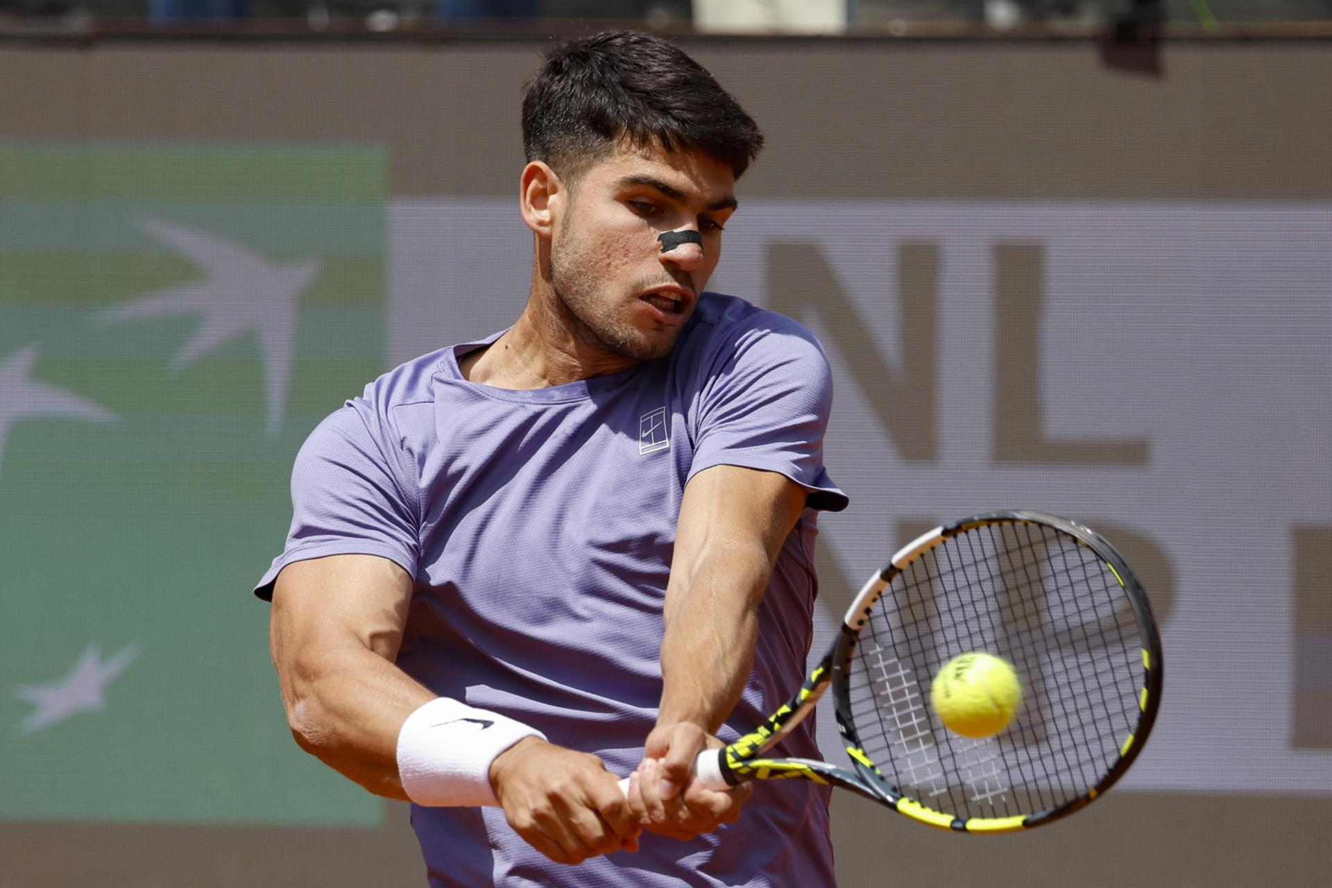 Carlos Alcaraz, durante su partido de segunda ronda individual dl Abierto de Roma contra el serbio Dusan Lajovic. EFE/EPA/FABIO FRUSTACI
