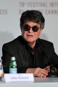 CANNES (France), 24/05/2025.- El cineasta iraní Jafar Panahi, ganador de la Palma de Oro de Cannes con su película "Un simple accident". (Photo by Victor Boyko/Getty Images)