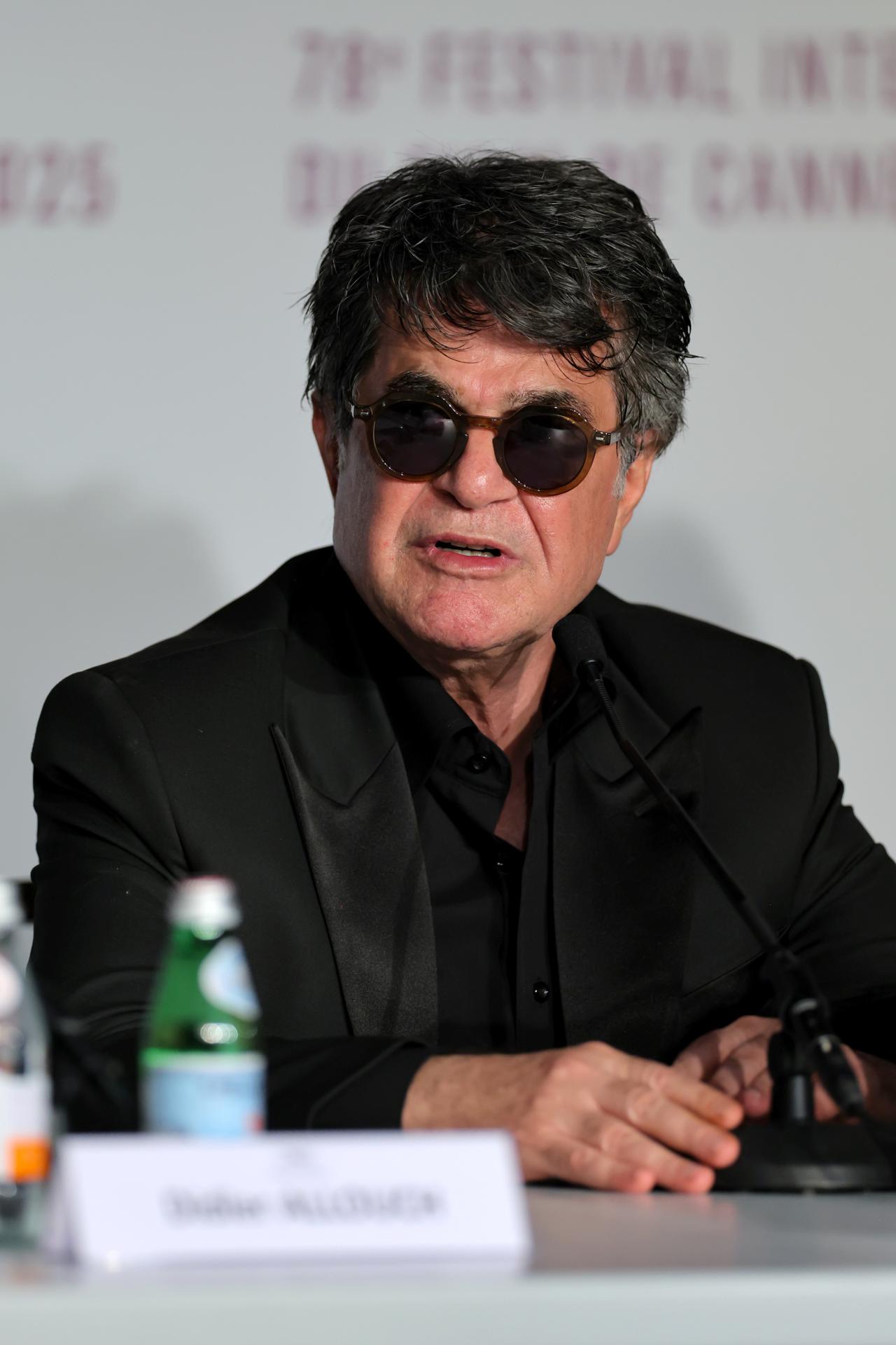 CANNES (France), 24/05/2025.- El cineasta iraní Jafar Panahi, ganador de la Palma de Oro de Cannes con su película "Un simple accident". (Photo by Victor Boyko/Getty Images)
