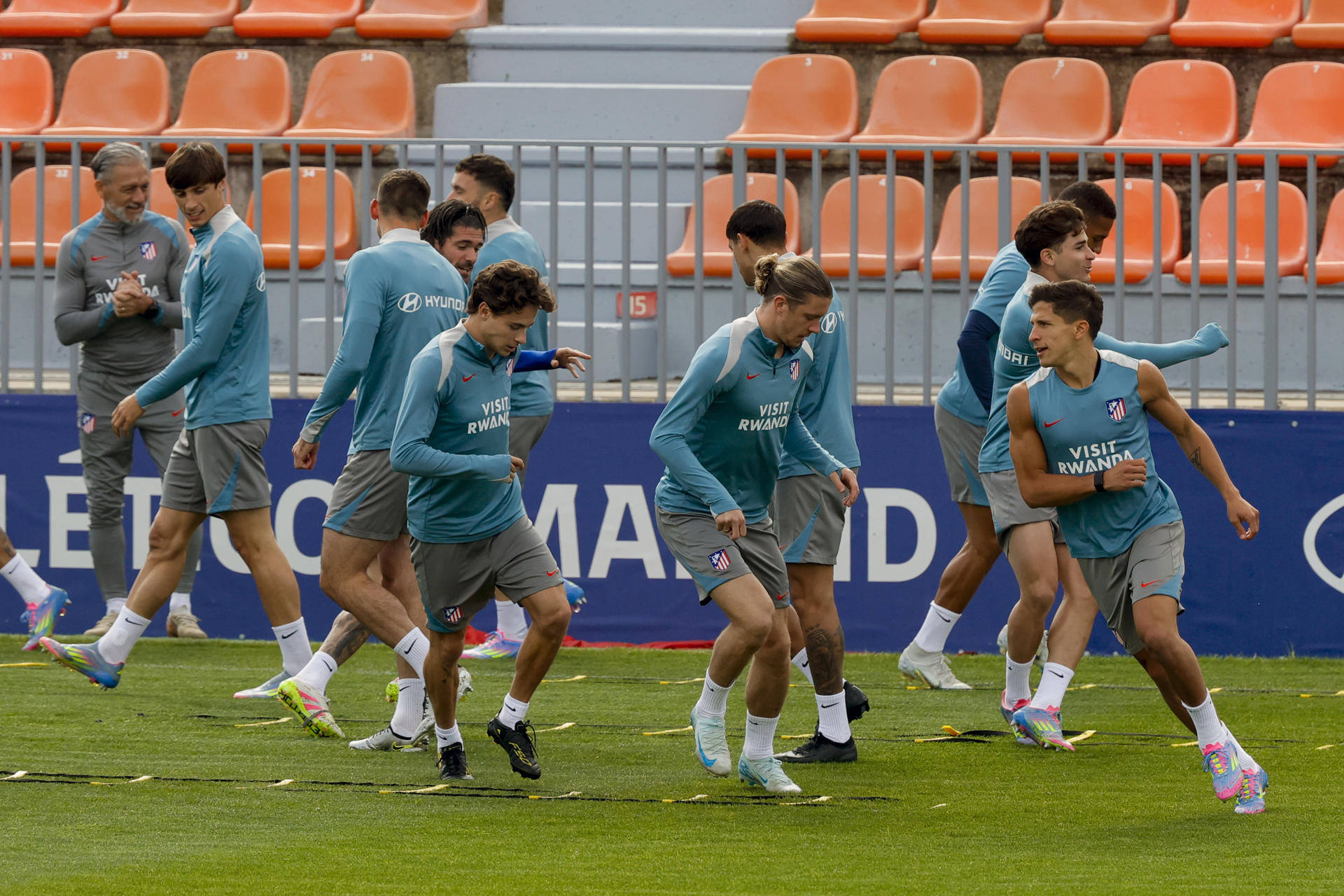 Riquelme, junto al grupo en el entrenamiento de este viernes.-EFE/ Zipi Aragón