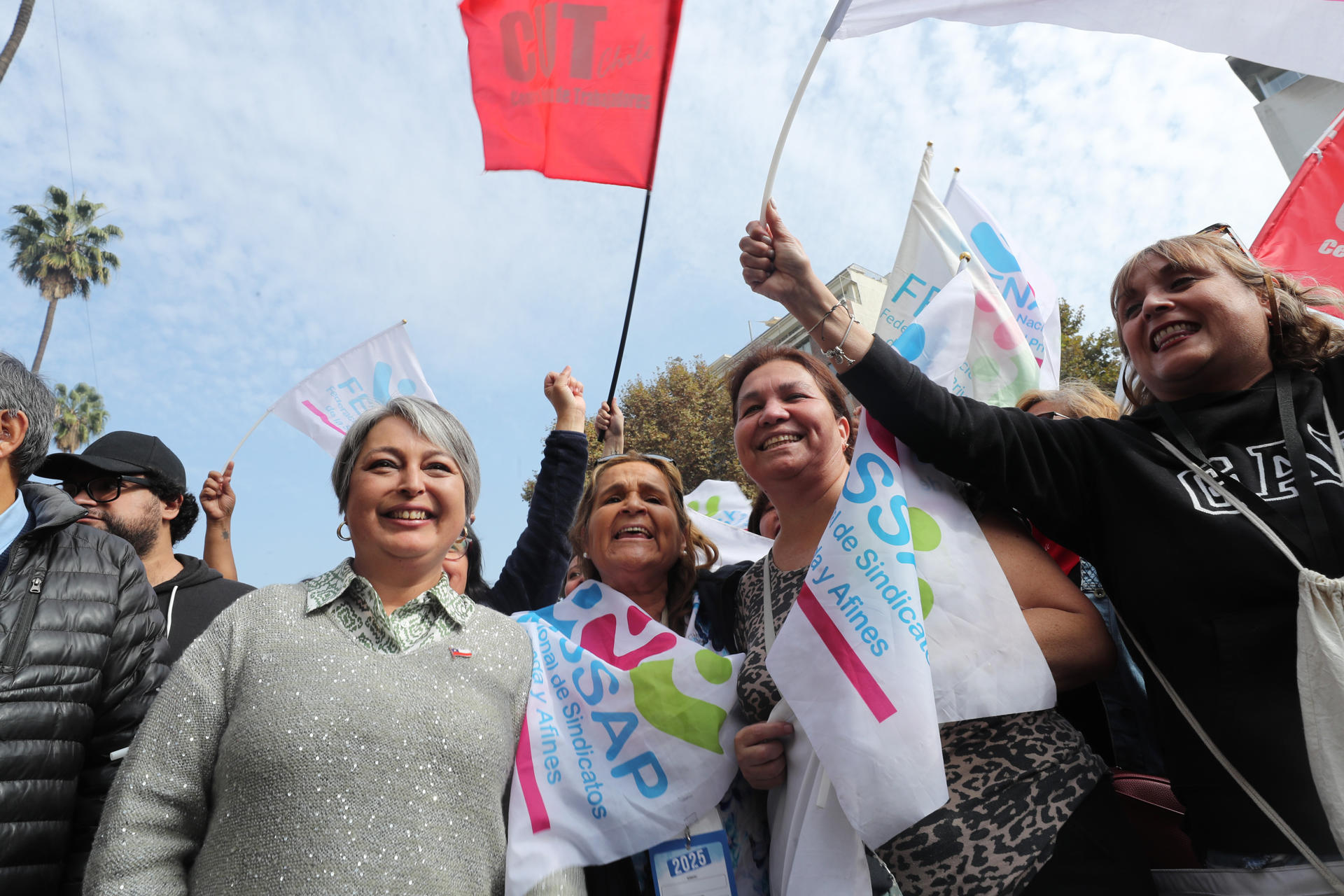 La candidata oficialista a las primarias presidenciales, Jeanette Jara (3i), al marchar este jueves, 1 de mayo, con motivo del Día Internacional del Trabajo, en Santiago de Chile. EFE/Javier Martín