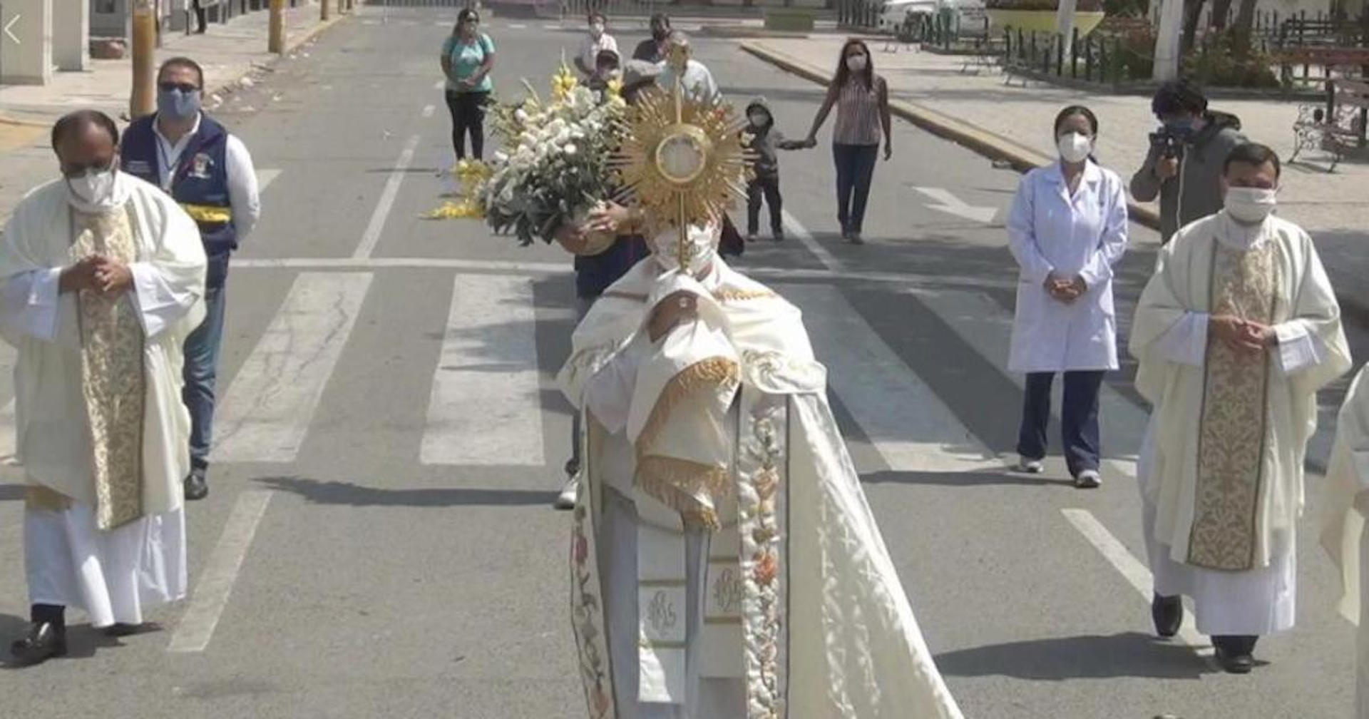 Captura de un video tomada de la cuenta en Youtube de la Parroquia Santa María Catedral donde se ve a Robert Francis Prevost (c) durante una procesión durante la pandemia de la covid-19, en una calle de Chiclayo (Perú). EFE/Parroquia Santa María Catedral