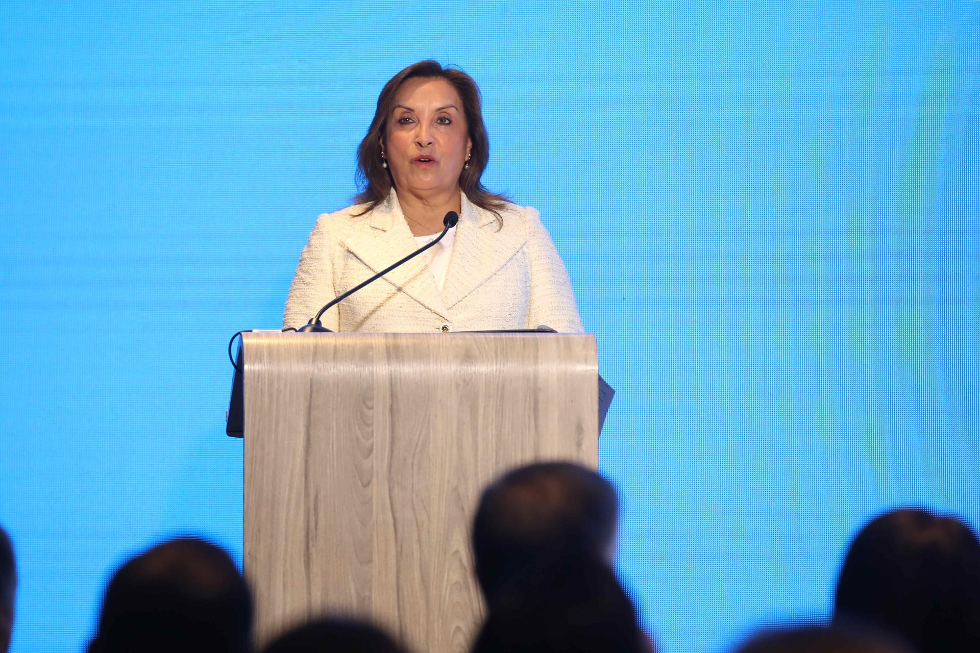 AME1030. LIMA (PERÚ), 26/05/2025.- La presidenta de Perú, Dina Boluarte, habla durante la apertura del Consejo de las Américas este lunes, en Lima (Perú). El Consejo de las Américas analiza el potencial de Perú como socio estratégico para la inversión y el desarrollo en América Latina. EFE/Paolo Aguilar