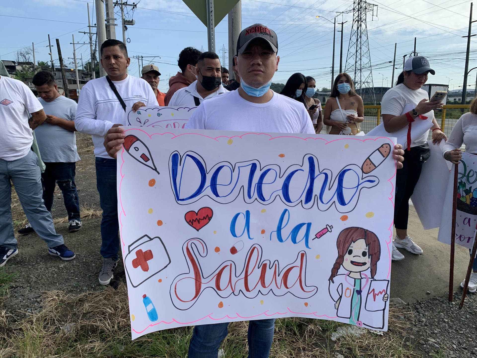 Familiares de presos protestan en demanda de mejores condiciones para sus allegados, a las afueras de la cárcel de máxima seguridad 'La Roca', este 7 de mayo, en Guayaquil (Ecuador). EFE/Cristina Bazán