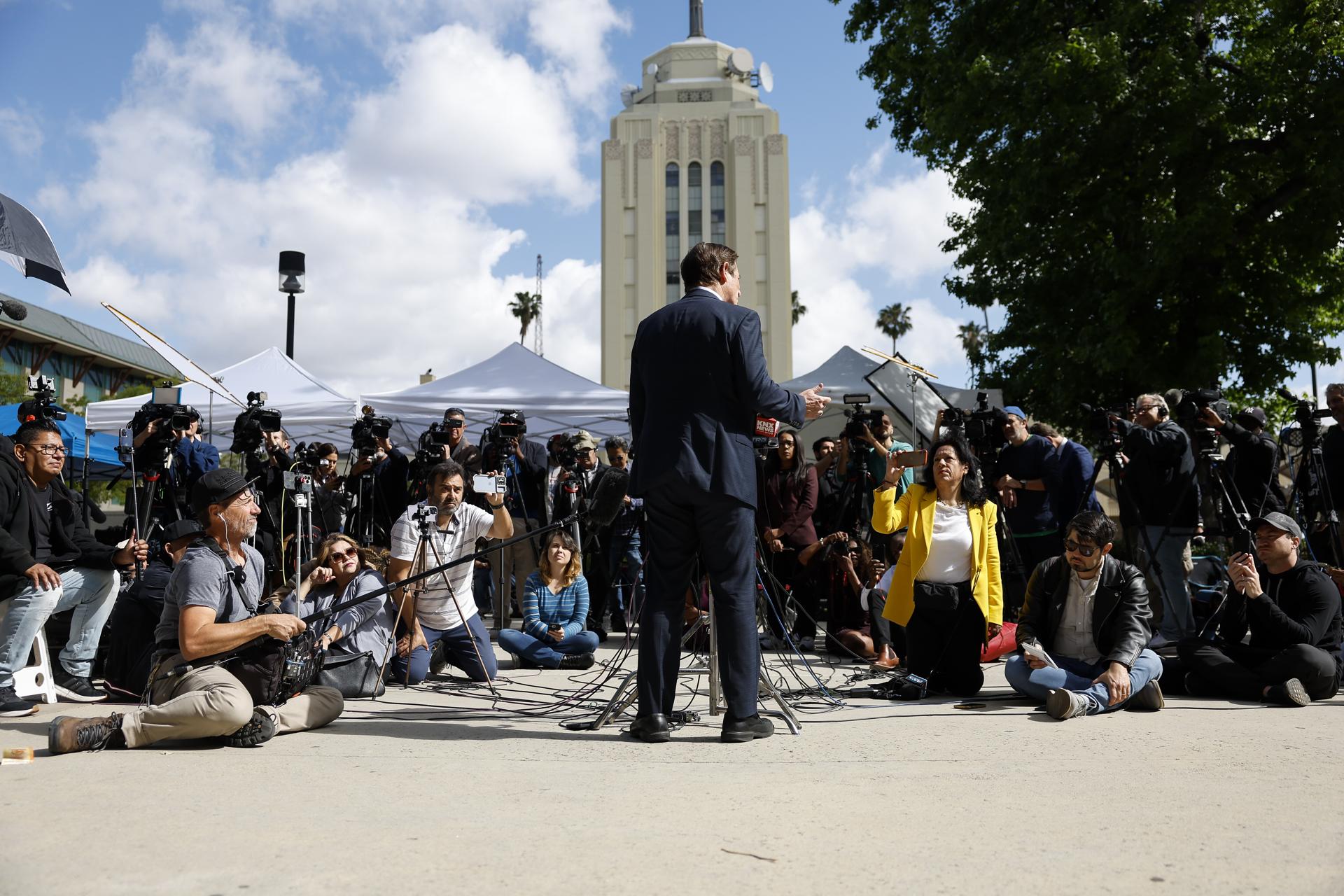 El fiscal de distrito del condado de Los Ángeles, Nathan Hochman, habla con los medios de comunicación mientras se desarrolla la audiencia de nueva sentencia en el juzgado de Van Nuys West en Los Ángeles, California, EE.UU., en el caso de los hermanos Lyle y Erik Menéndez. EFE/EPA/CAROLINE BREHMAN