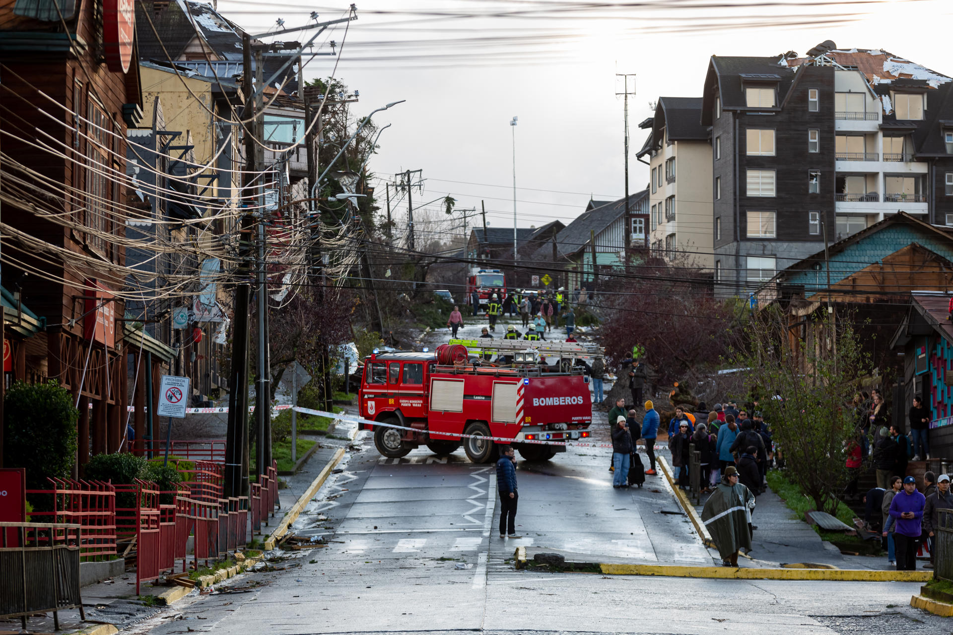 Integrantes del cuerpo de bomberos trabajan en la afectaciones causadas por un tornado este 25 de mayo de 2025, en la ciudad de Puerto Varas (Chile). EFE/ Felipe Constanzo
