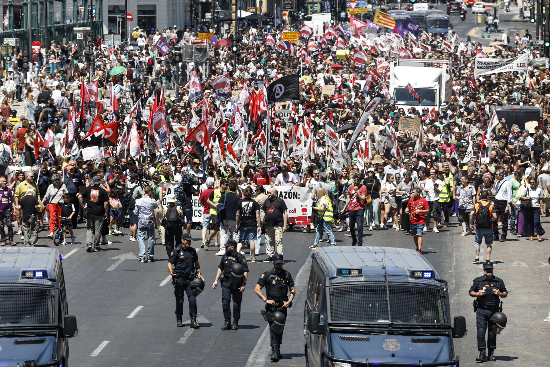Los sindicatos convocantes de la huelga general en la Comunitat Valenciana, Intersindical, CGT, CNT y COS, celebran una manifestación por el centro de València. EFE/Ana Escobar
