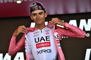 El ciclista meixano del UAE, Isaac Del Tor, con la maglia rosa del Giro tras la etapa de este jueves.EFE/EPA/LUCA ZENNARO