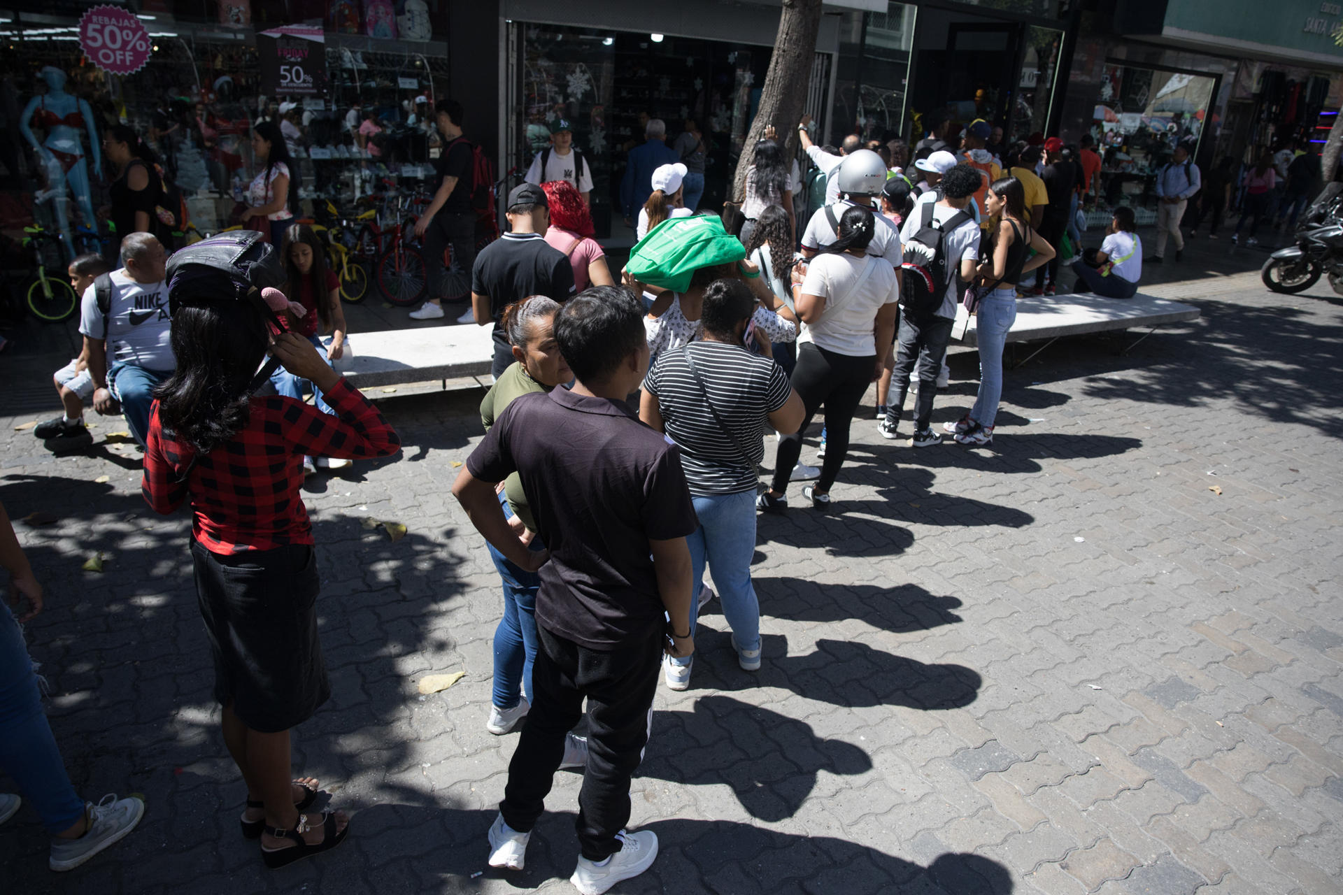 Fotografía de archivo de un grupo de personas al hacer fila para hacer compras en un centro comercial en Caracas (Venezuela). EFE/Miguel Gutiérrez