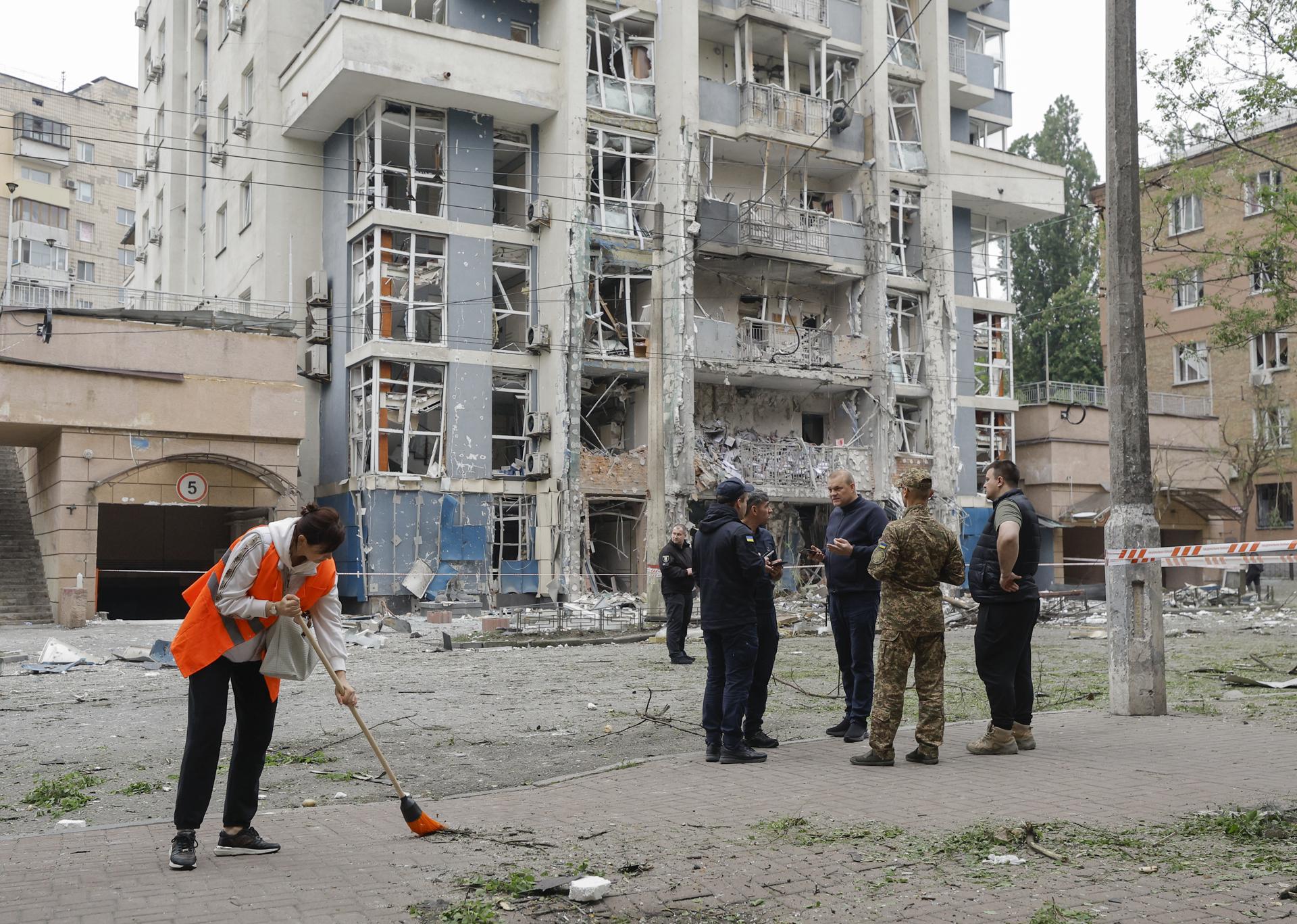 Imagen de los destrozos causados en un edificio de Kiev tras el ataque nocturno ruso el 25 de mayo de 2025.EFE/EPA/SERGEY DOLZHENKO
