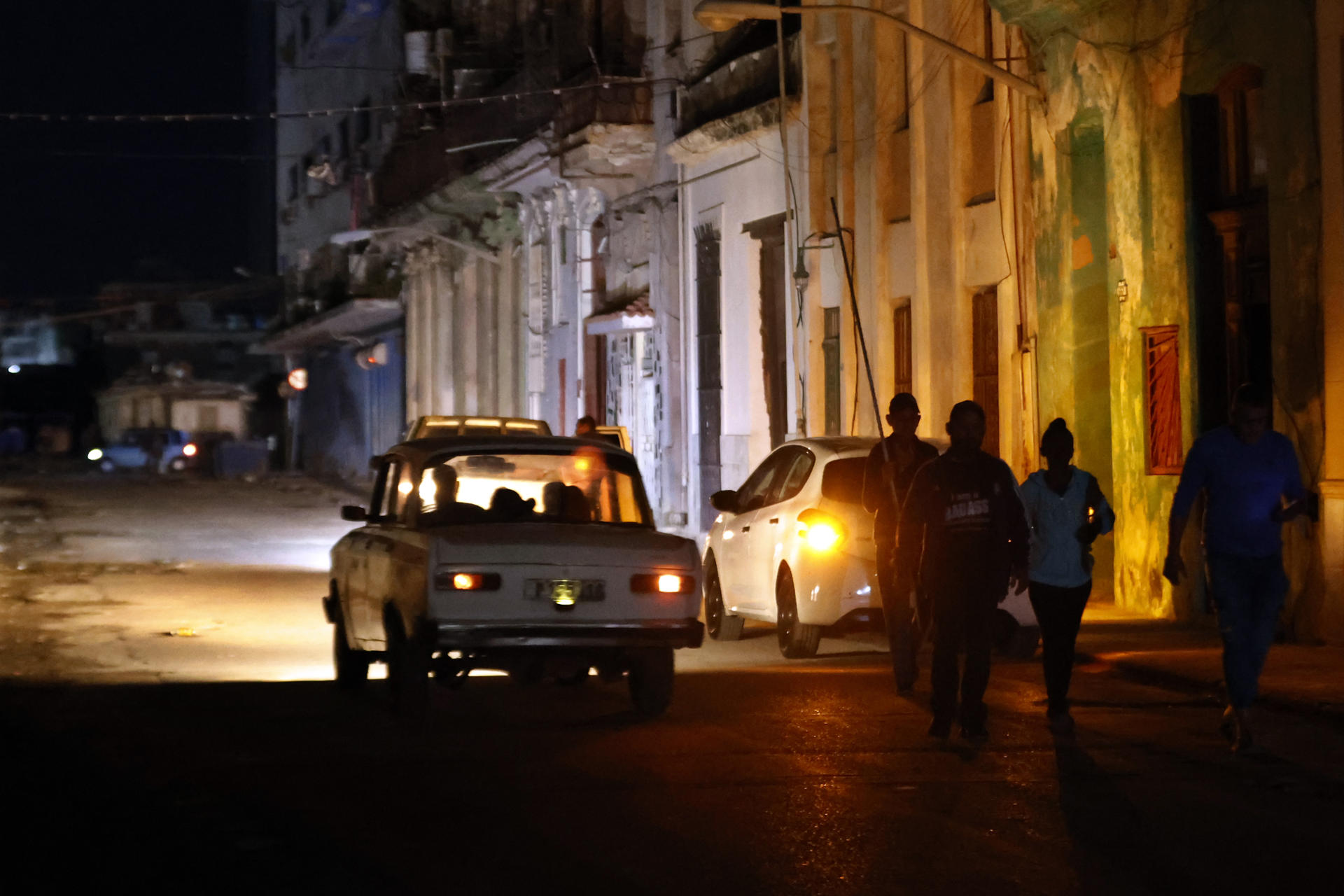Personas caminan por un sector sin servicio eléctrico en La Habana (Cuba), en una fotografía de archivo. EFE/ Ernesto Mastrascusa