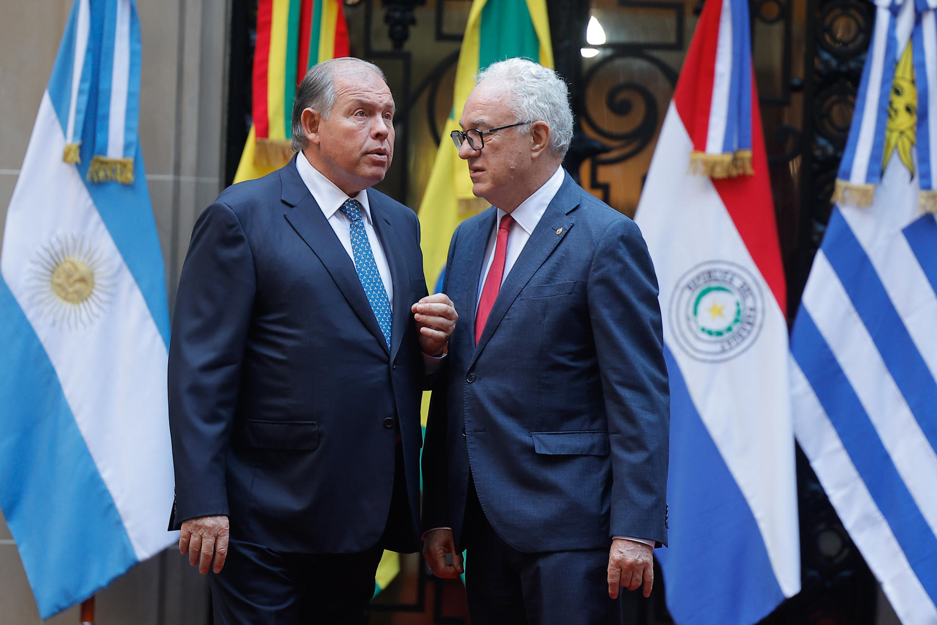 El ministro de Relaciones Exteriores, Comercio Internacional y Culto de Argentina, Gerardo Werthein (i), habla con el ministro de Relaciones Exteriores de Uruguay, Mario Lubetkin, previo a la reunión del Mercosur este viernes, en el Palacio San Martín, en Buenos Aires (Argentina). EFE/ Juan Ignacio Roncoroni