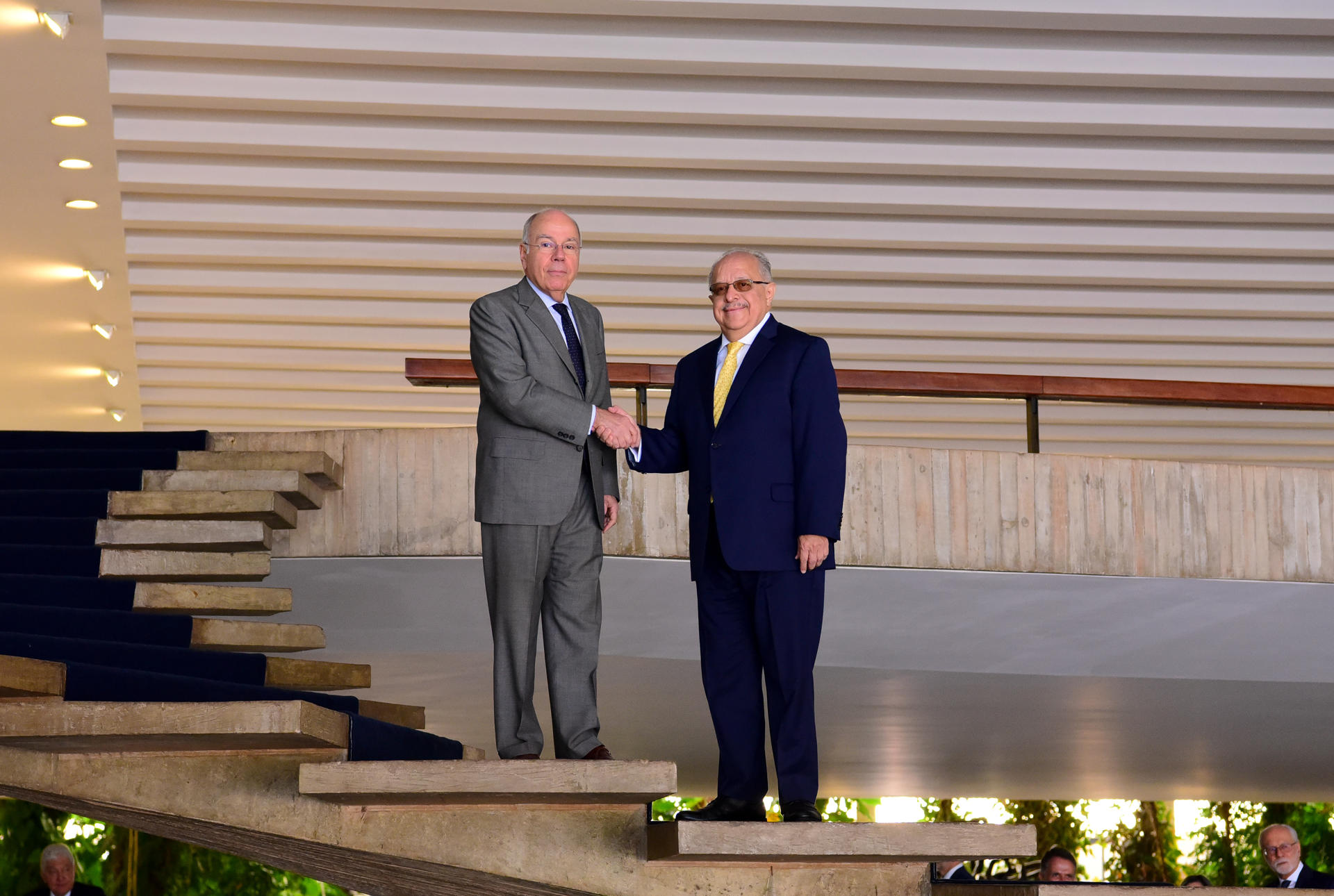 Fotografía cedida por el Ministerio de Relaciones de Exteriores de Brasil de su ministro, Mauro Vieira (i), posando junto a Carlos Ramiro Martínez, ministro de Relaciones Exteriores de Guatemala, este lunes en Brasilia (Brasil). EFE/ Leticia Clemente / Ministerio das Relaciones Exteriores