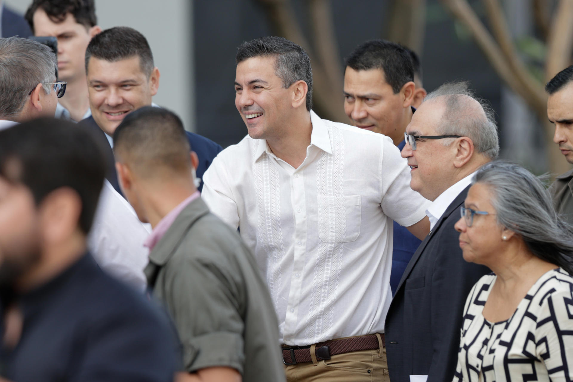 El presidente de Paraguay, Santiago Peña (c), durante un acto público, en Luque (Paraguay). EFE/Juan Pablo Pino