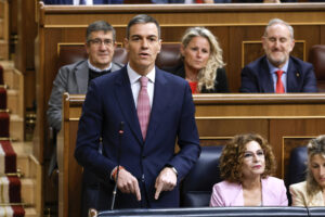 Imagen de archivo (14/05/2025) del presidente del Gobierno, Pedro Sánchez se dirige al jefe de la oposición durante una sesión de control al Ejecutivo. EFE/Juan Carlos Hidalgo