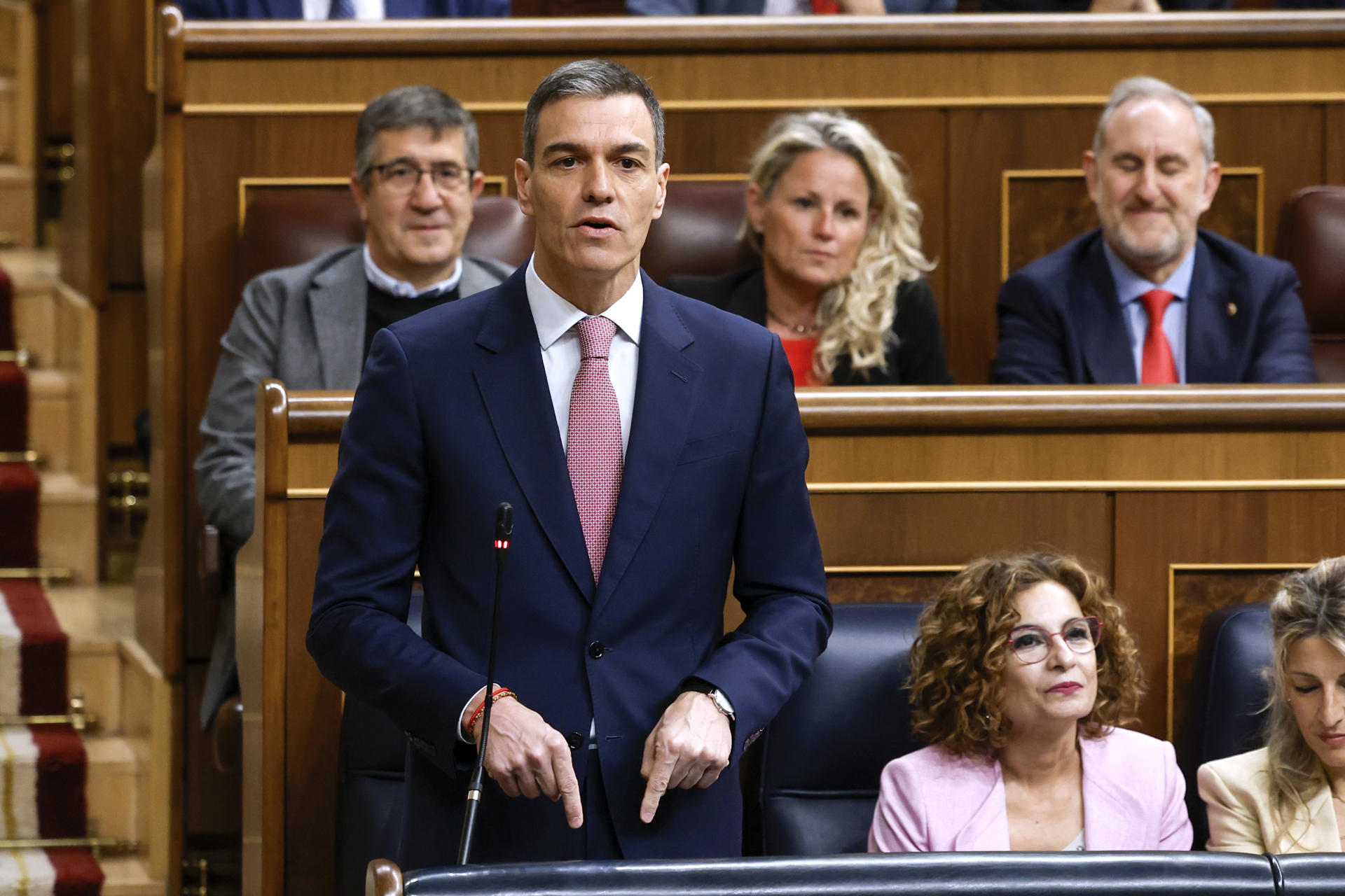 Imagen de archivo (14/05/2025) del presidente del Gobierno, Pedro Sánchez se dirige al jefe de la oposición durante una sesión de control al Ejecutivo. EFE/Juan Carlos Hidalgo
