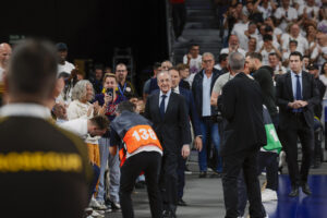El presidente del Real Madrid, Florentino Pérez (c), asiste este domingo, al partido de la Liga Endesa de baloncesto, entre el Real Madrid y el Granada, en la capital española. EFE/ Zipi